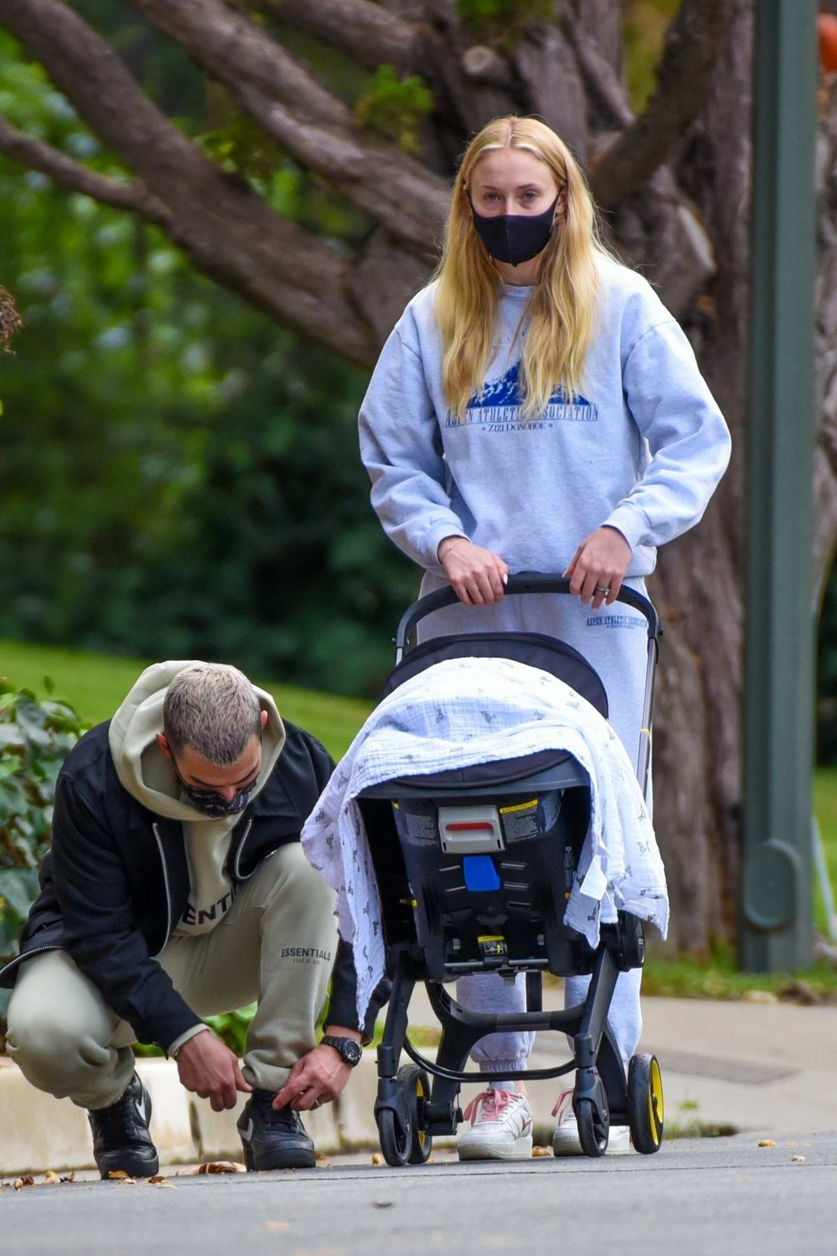 sophie turner and joe jonas take their baby daughter willa out for a sunday  stroll with her nanny in los angeles-251020_2