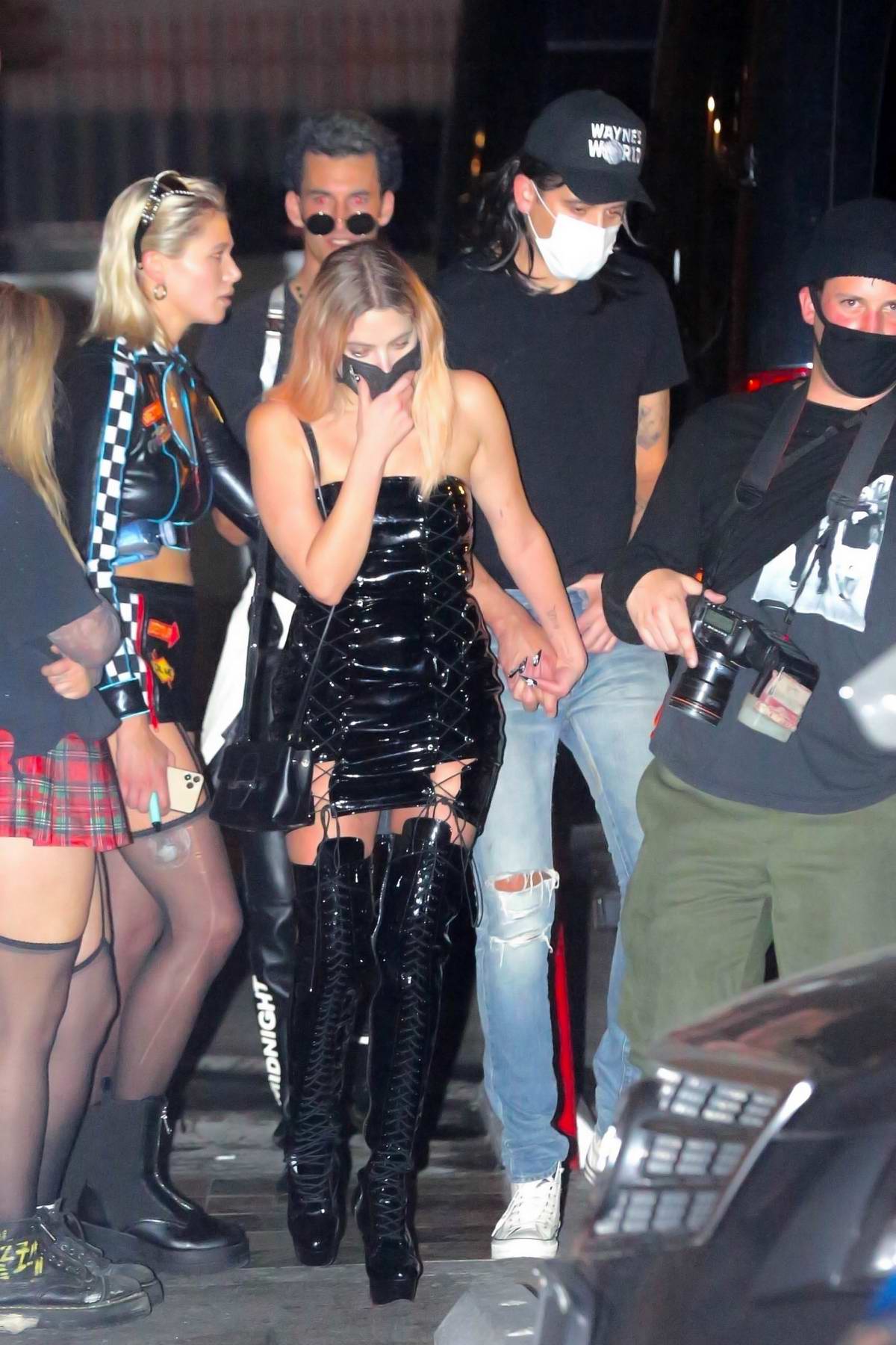 tana mongeau and noah cyrus dress up as paris hilton and kim kardashian for  halloween while out in hollywood, california-311020_1