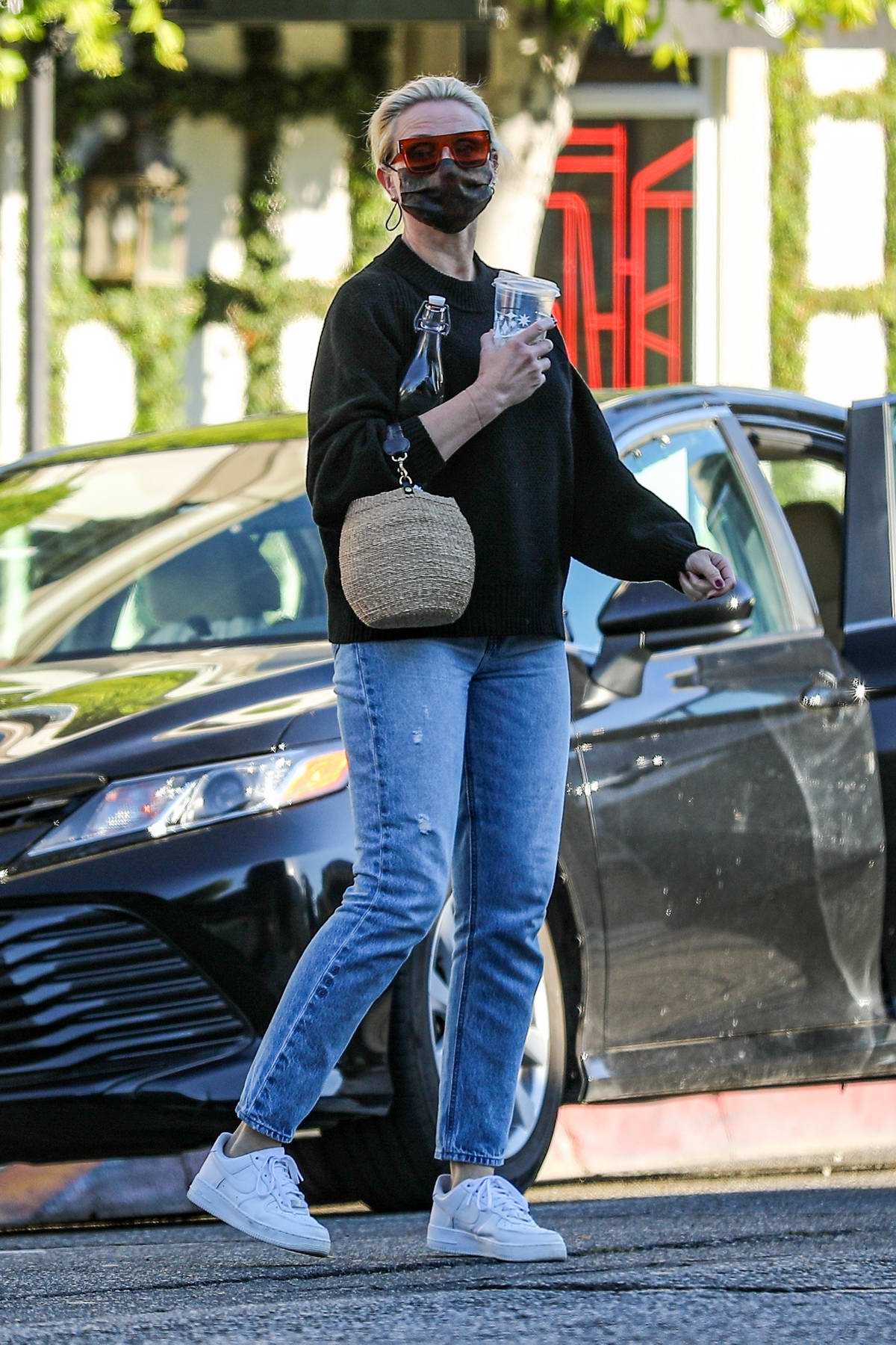 Cameron Diaz makes a visit to the salon in Los Angeles