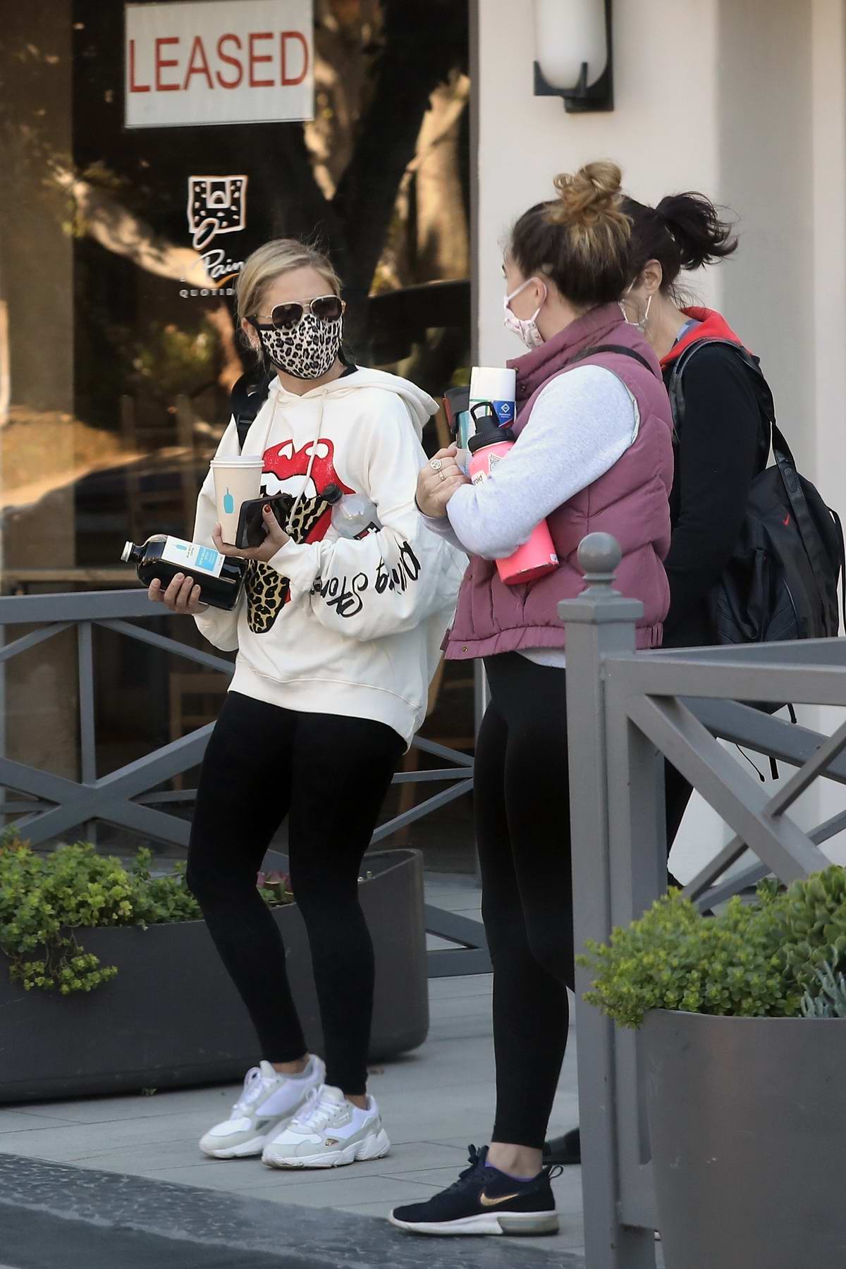sarah michelle gellar sports a hoodie and leggings while leaving platefit  gym in brentwood, california-141220_1