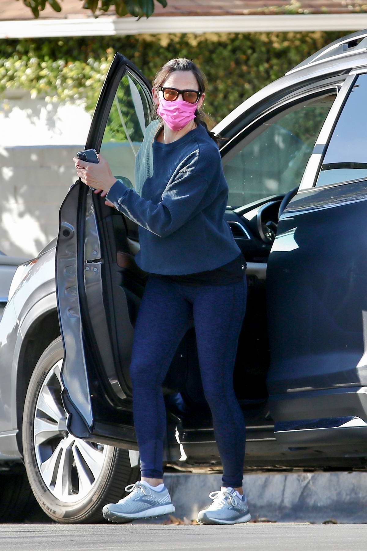 Jennifer Garner shows off her toned legs in navy blue leggings
