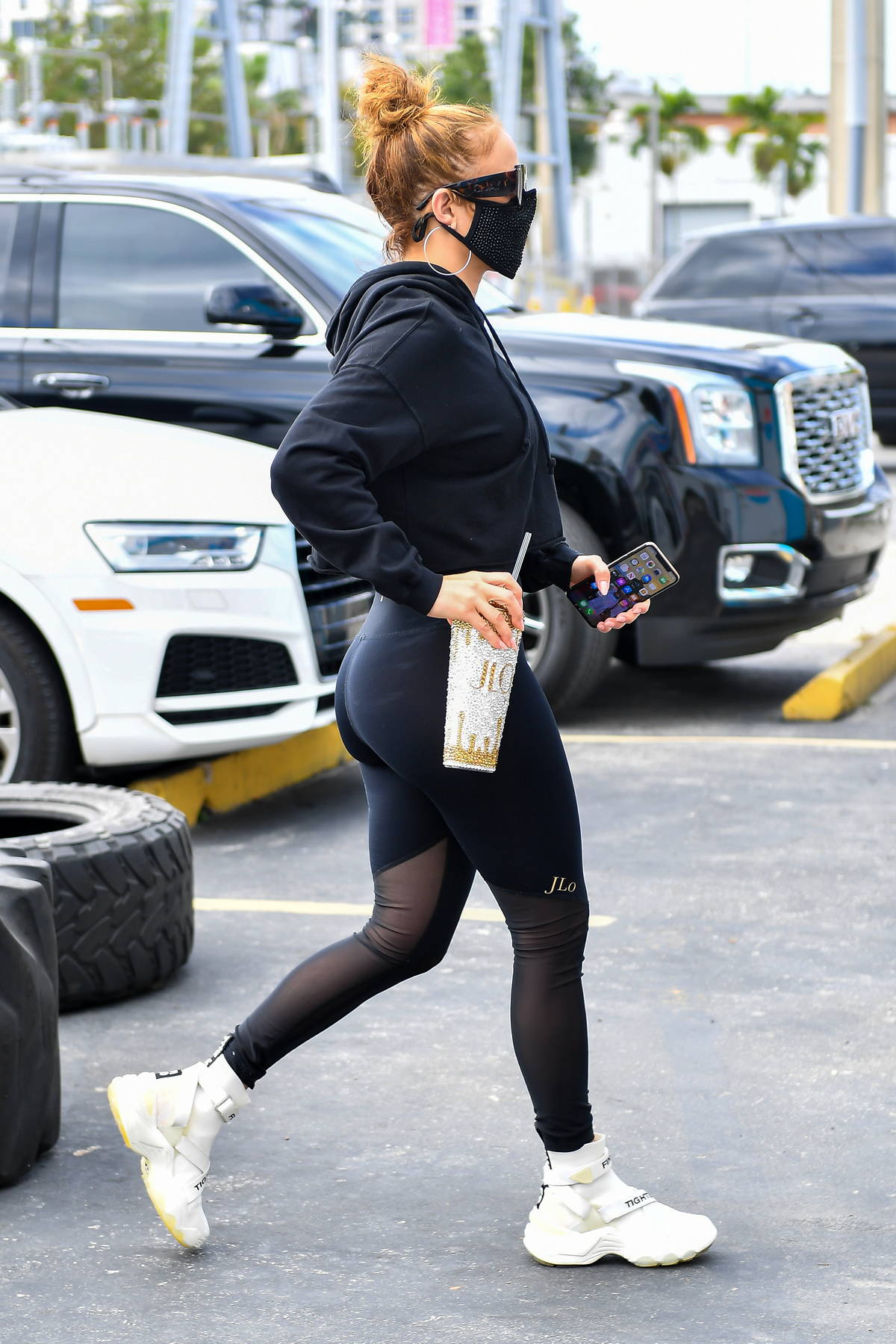 Jennifer Lopez looks fab in all-black hoodie and leggings as she hits the  gym in