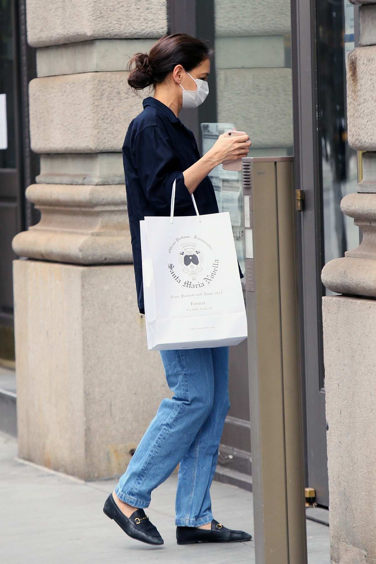 Katie Holmes' NYC Street Style: Floral Dress, Parfum Femme Red Jeans Edt 75  Ml, Shiny Black Slides – Rvce News