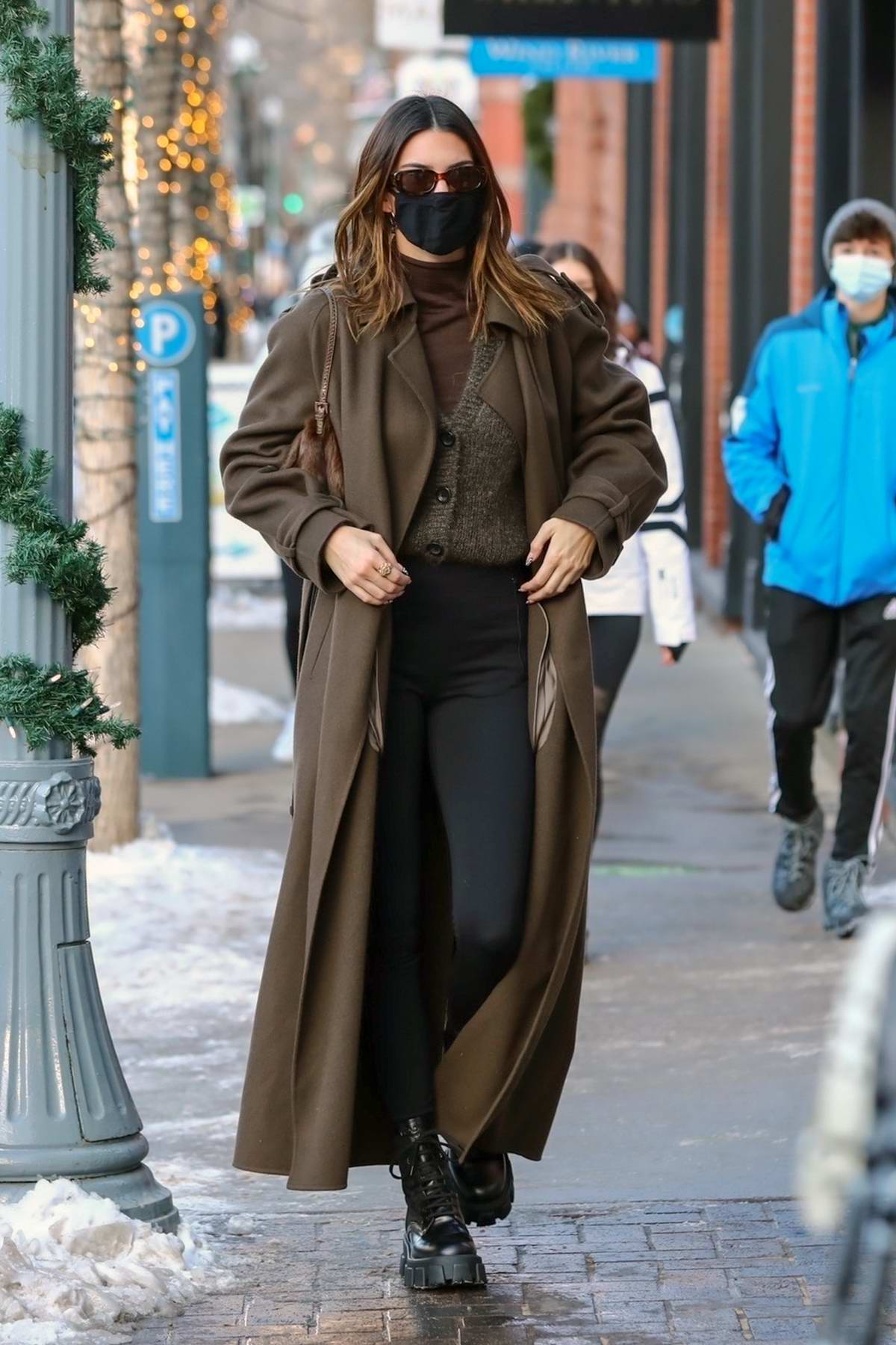 Kendall Jenner Brown Oversized Sweater Street Style 2022