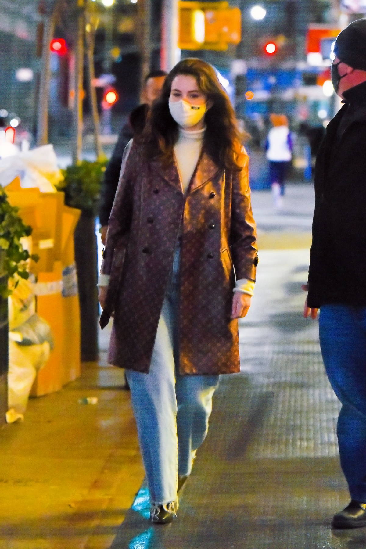 selena gomez rocks a beige turtleneck with a louis vuitton trench coat  while out shopping in new york city-250121_10