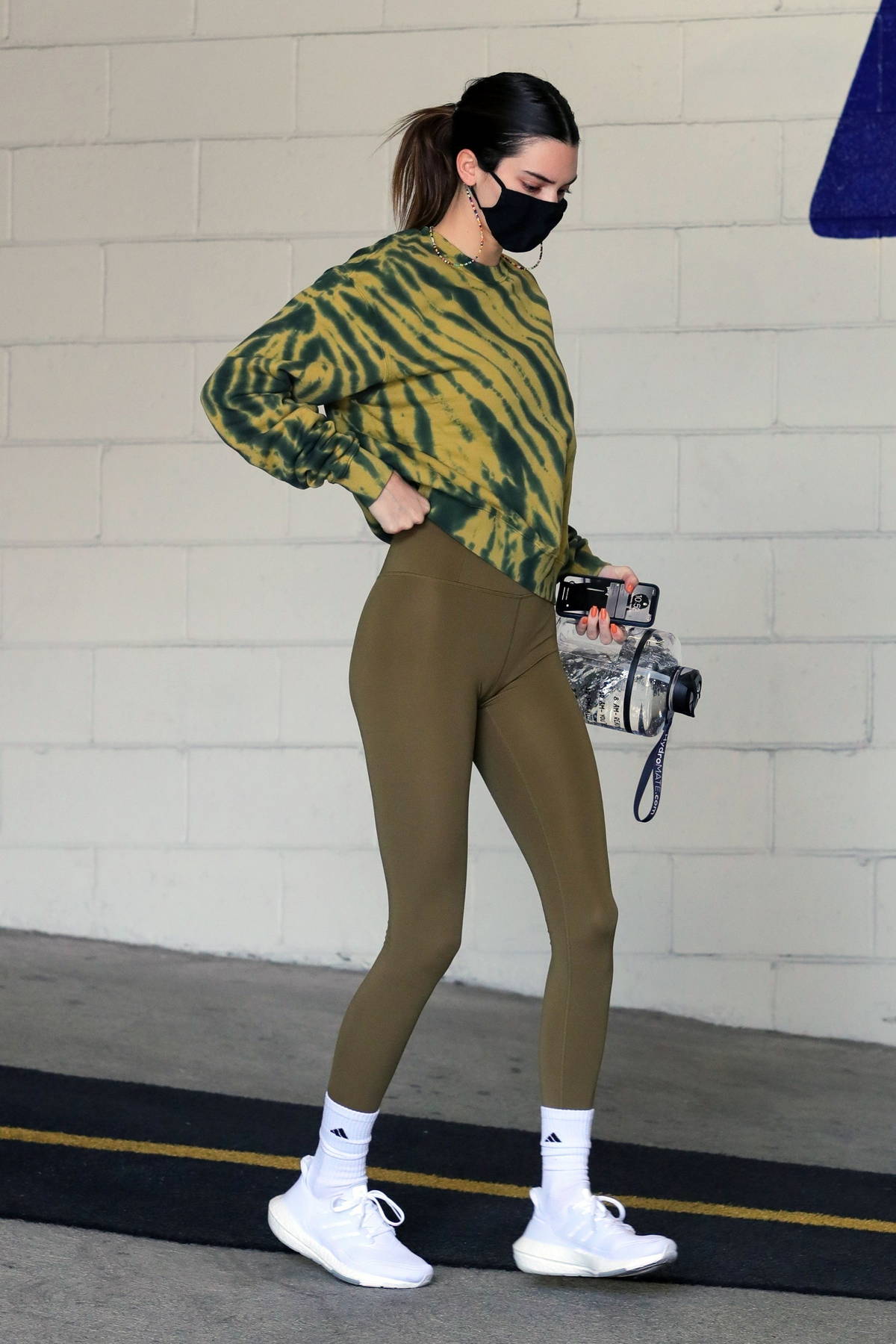 Kendall Jenner shows off her slender figure in grey leggings while grabbing  juice with a friend