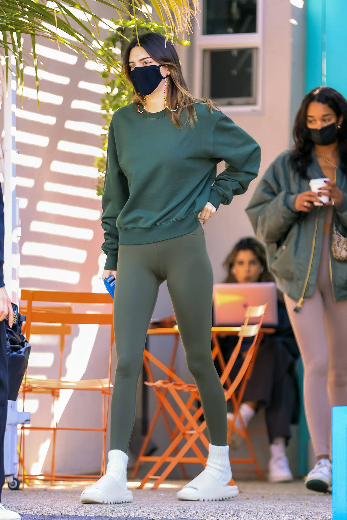 Kendall Jenner shows off her slender figure in leggings while out for  coffee with friends in