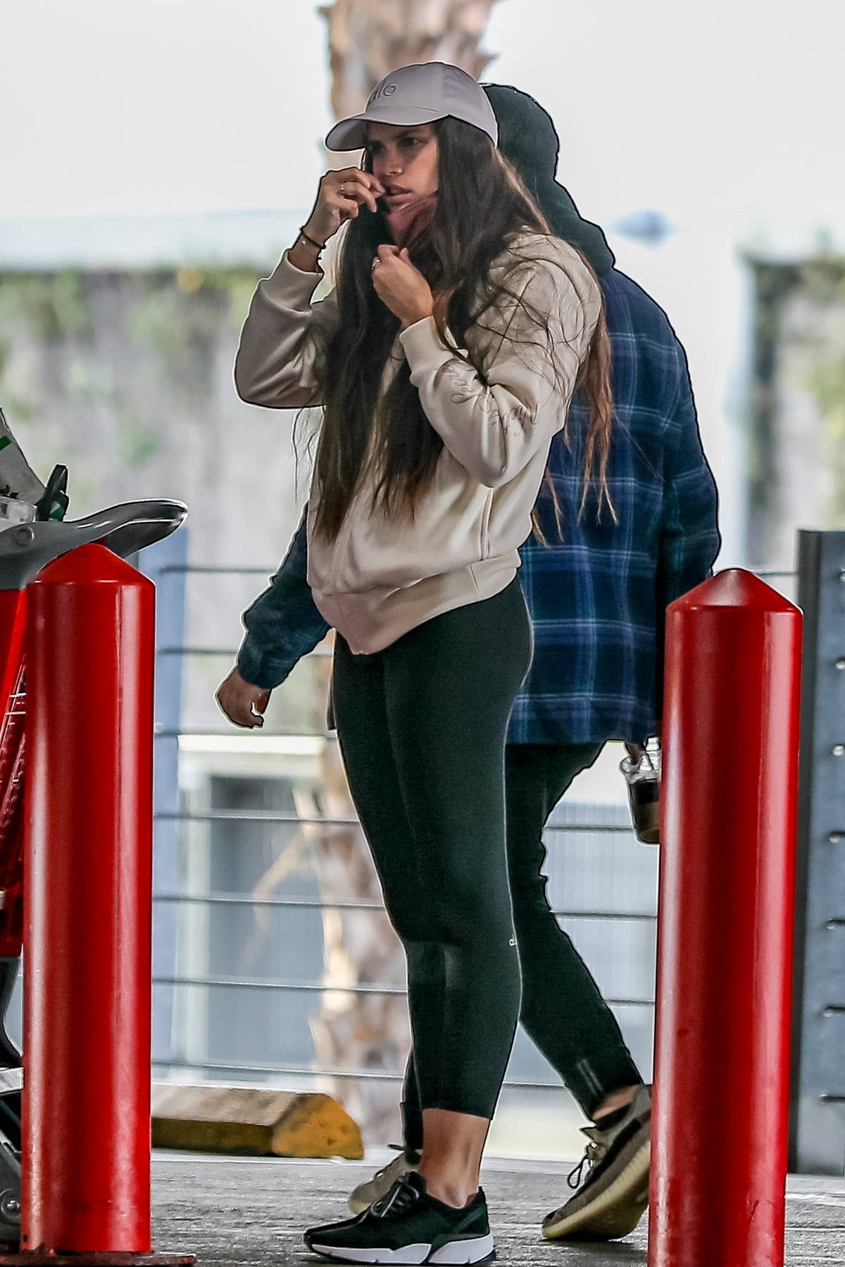 sara sampaio sports a hoodie and leggings for a grocery run at
