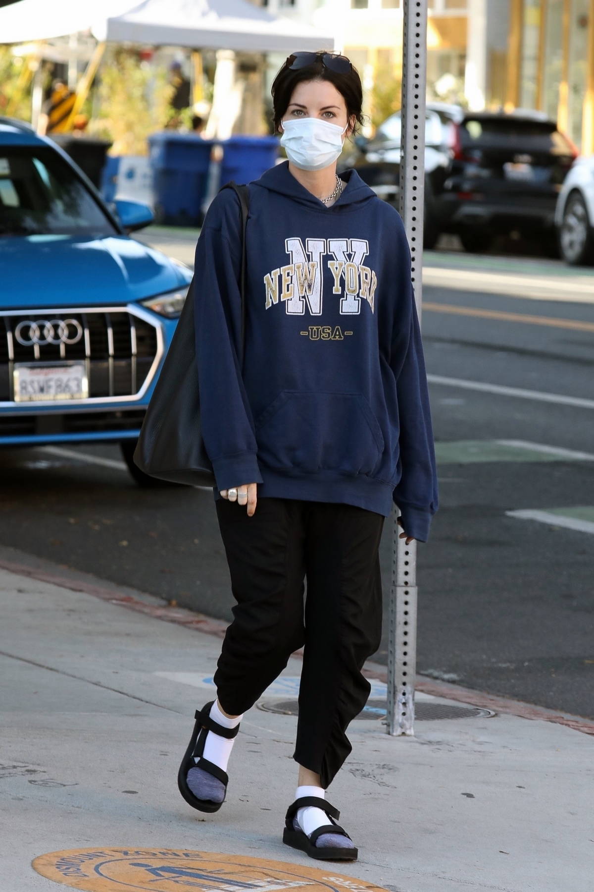 jaimie alexander keeps it comfy in oversized hoodie and leggings while out  for stroll in los angeles-160720_3