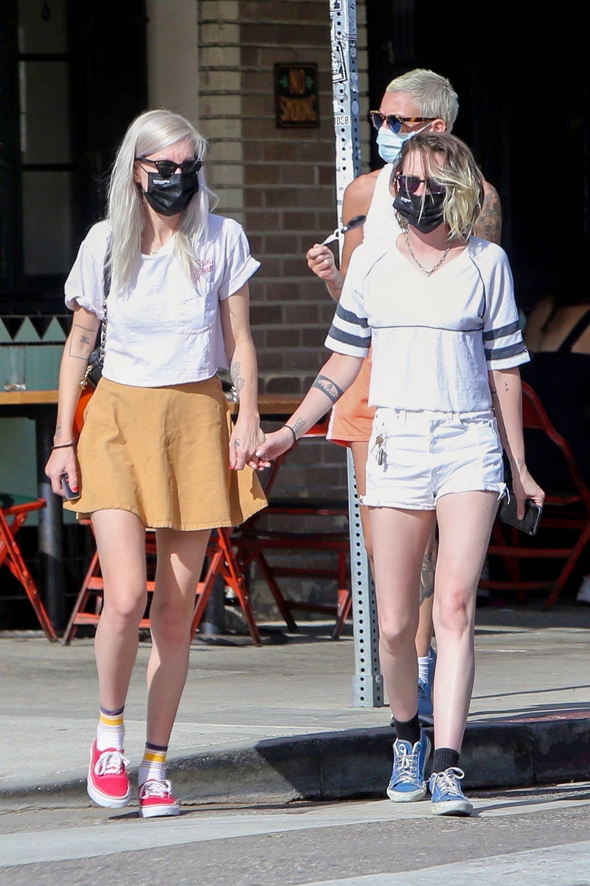 Kristen Stewart flaunts her slender legs in denim shorts while out for  lunch with friends at
