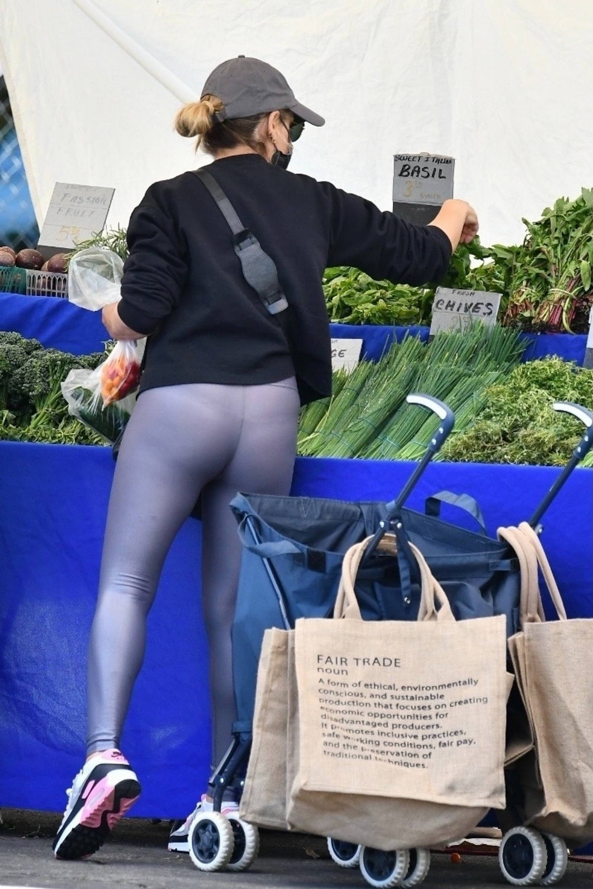 Sarah Michelle Gellar rocked a pair of yoga pants as she shops the