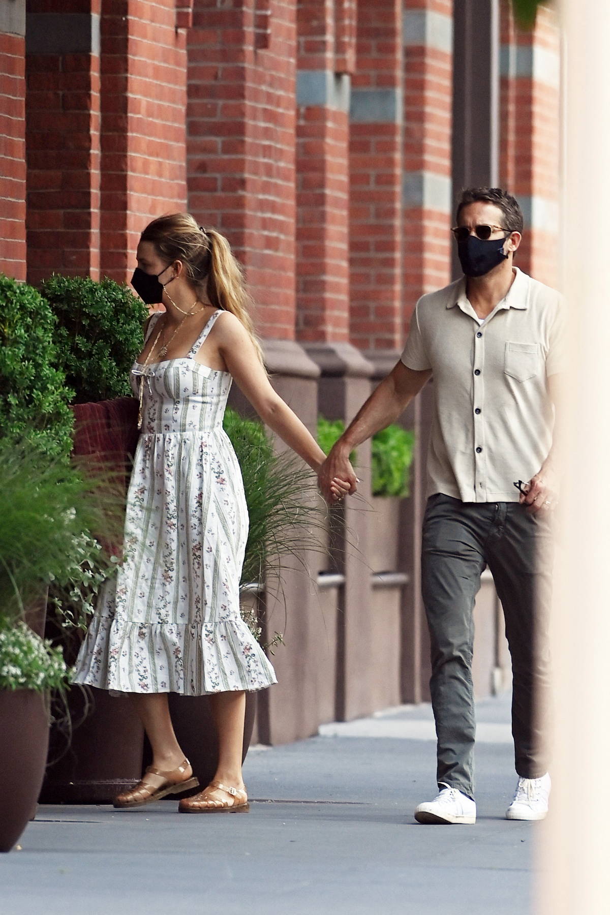 Blake Lively And Ryan Reynolds Hold Hands As They Arrive Back After Dinner In New York City 