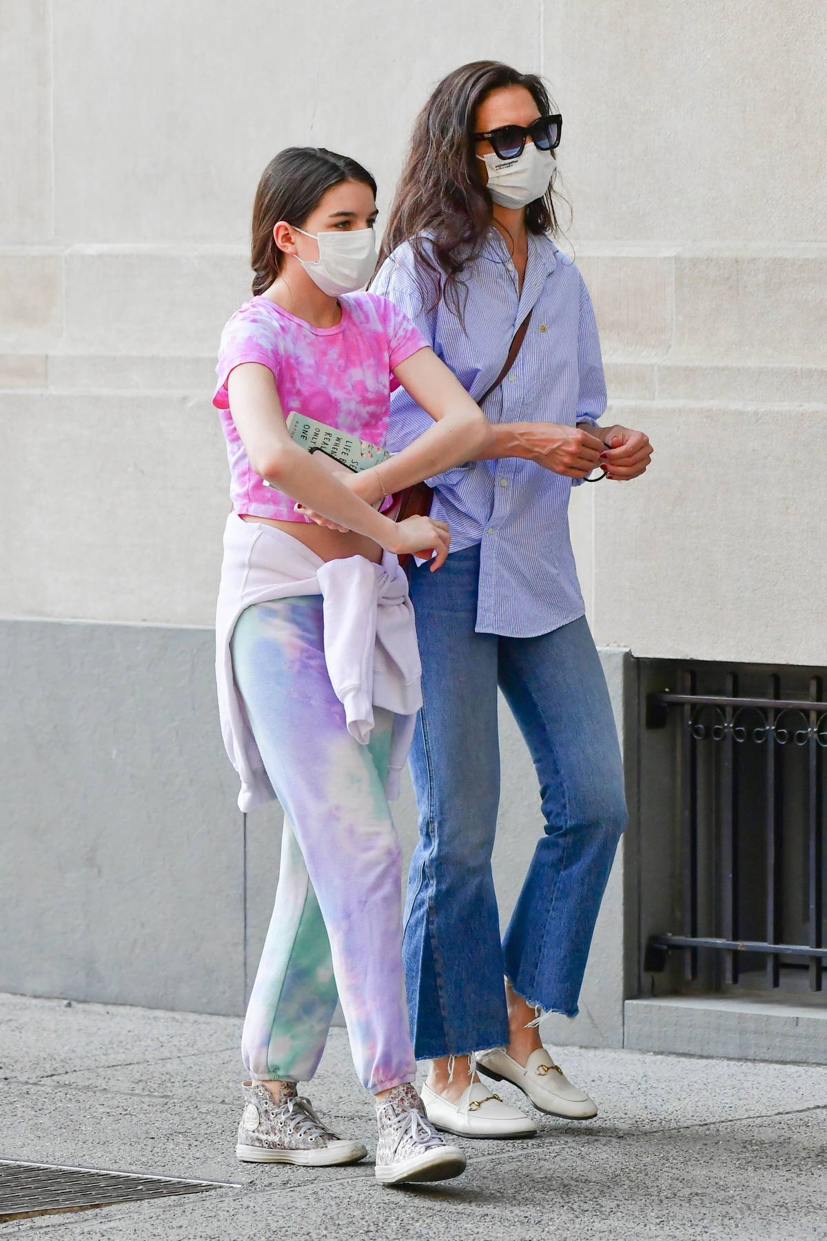 katie holmes and suri cruise step out for a stroll in new york city-180521_9