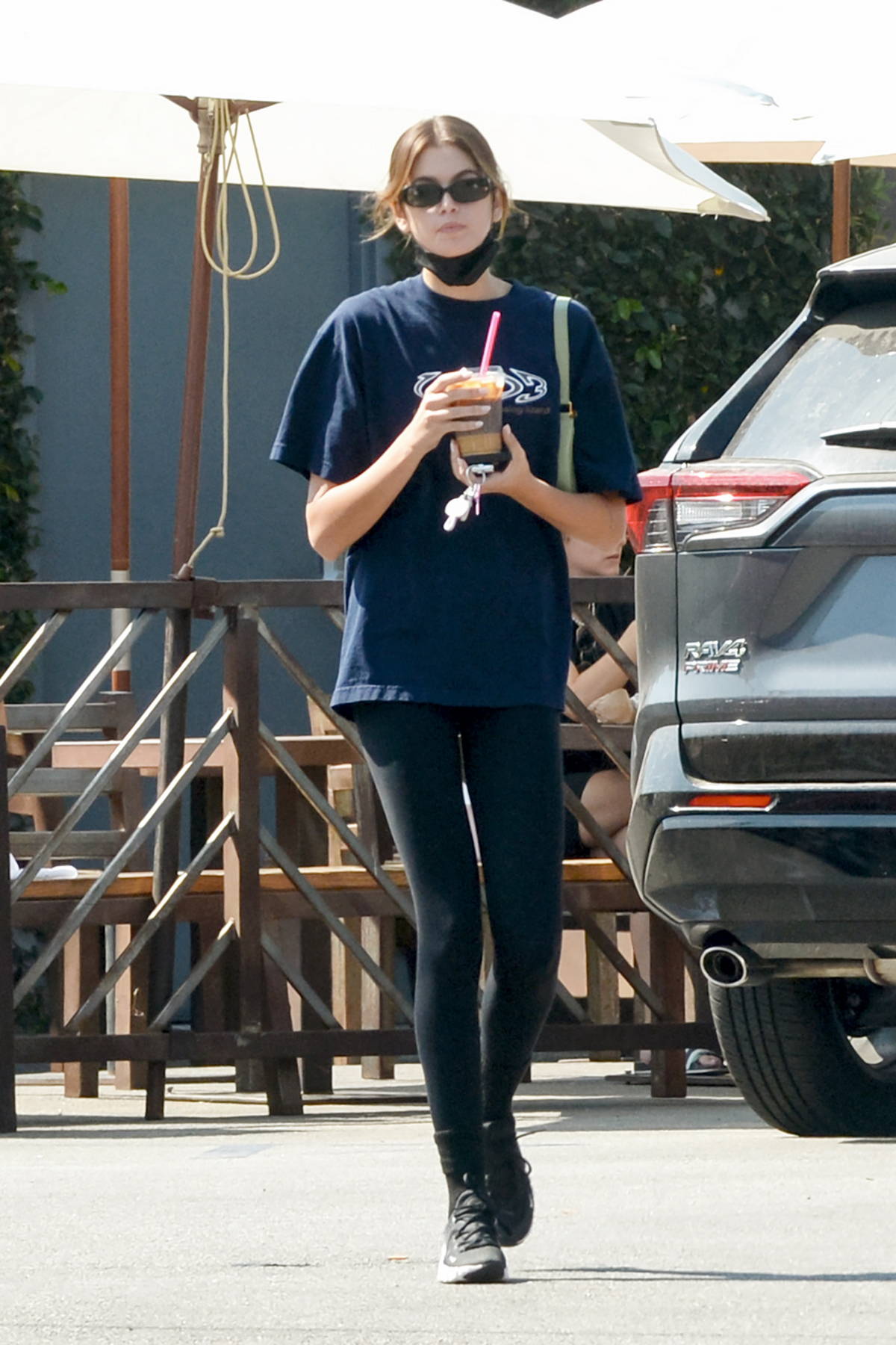 Kaia Gerber keeps it casual in a t-shirt and leggings while making a ...