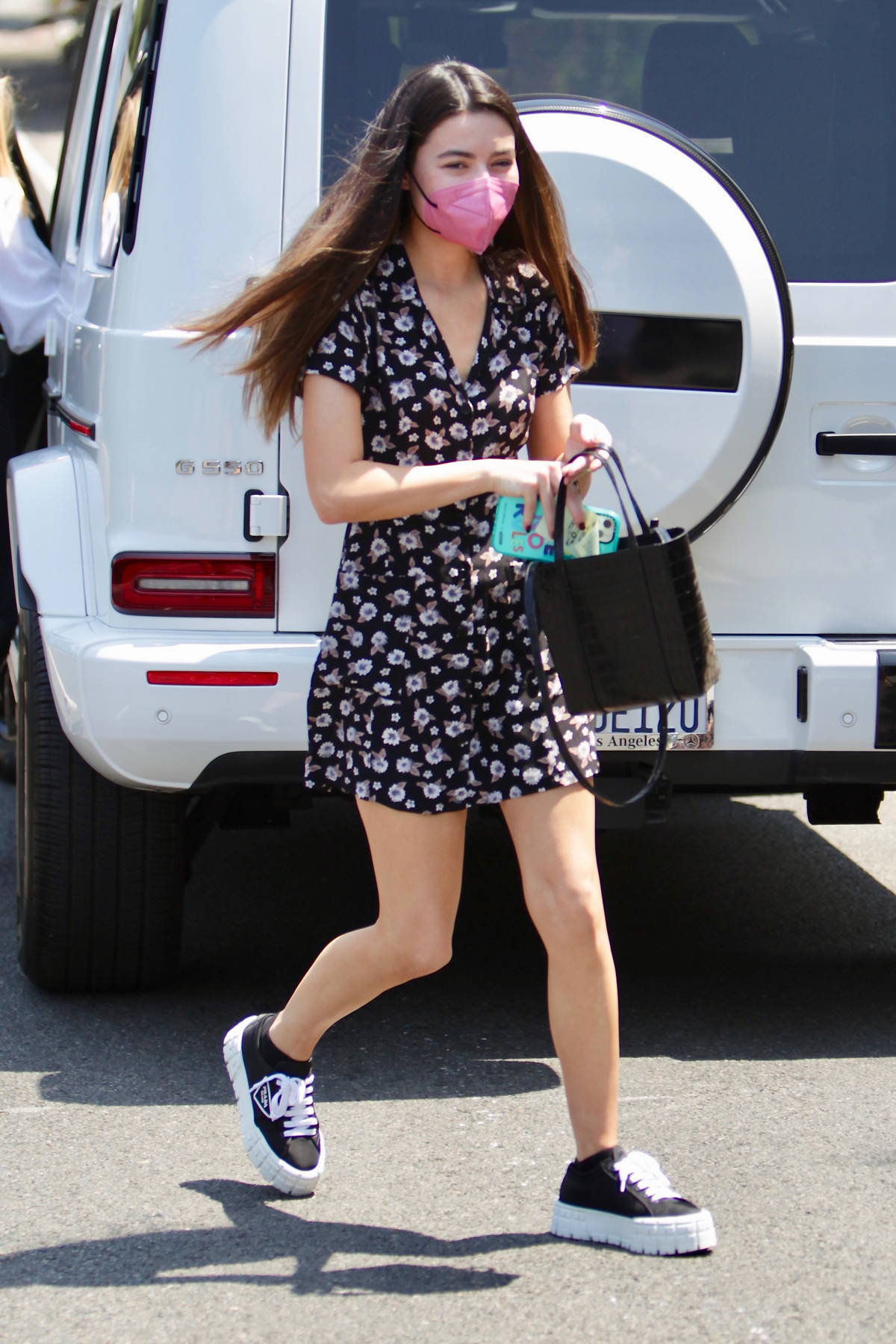 miranda cosgrove attends the day of indulgence event in brentwood,  california-150821_5