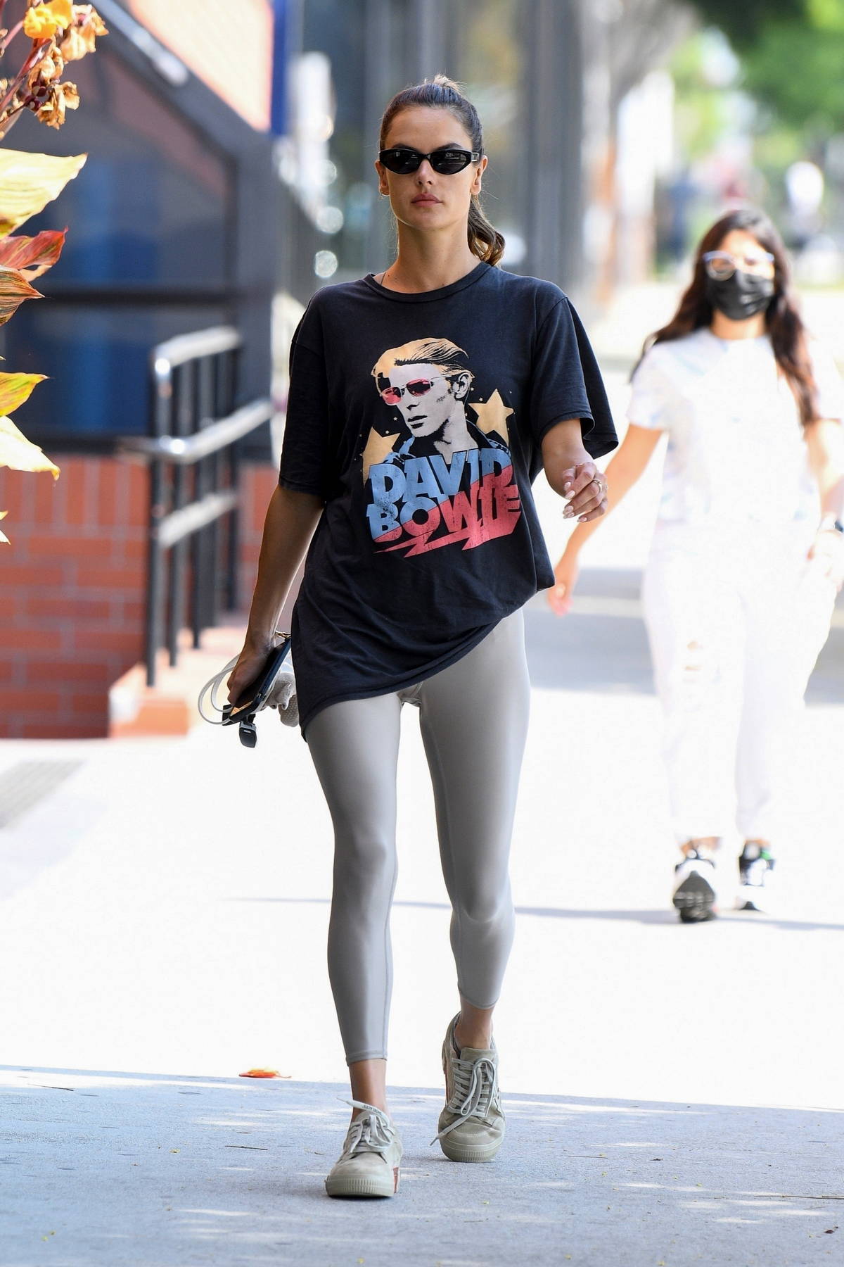 Alessandra Ambrosio rocks a 'David Bowie' tee and grey leggings for a ...