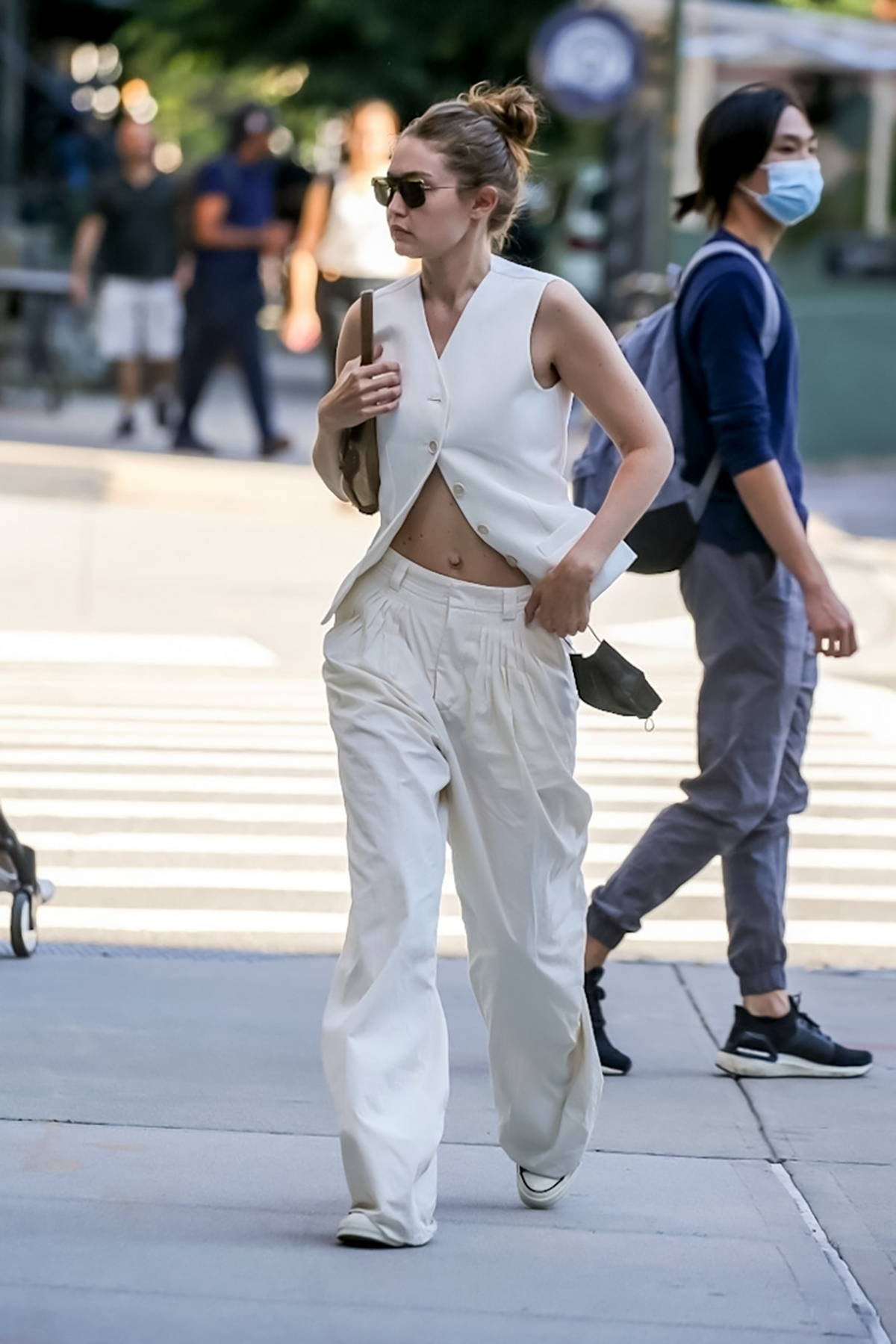Gigi Hadid Pulls Off The Paperbag Trouser Trend (Le Fashion) | Hadid style,  Fashion, Style