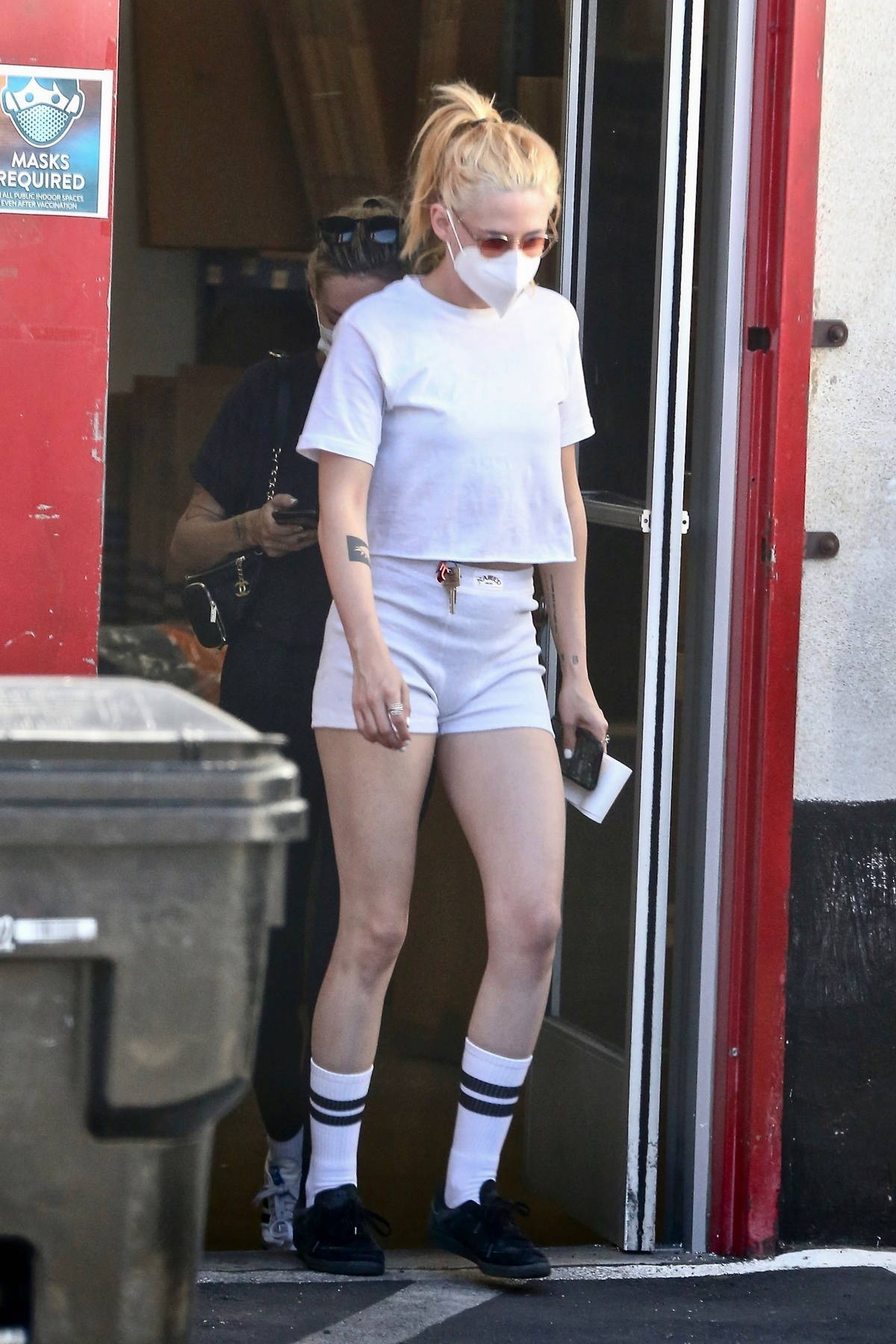 Kristen Stewart flaunts her slender legs in denim shorts while out for  lunch with friends at
