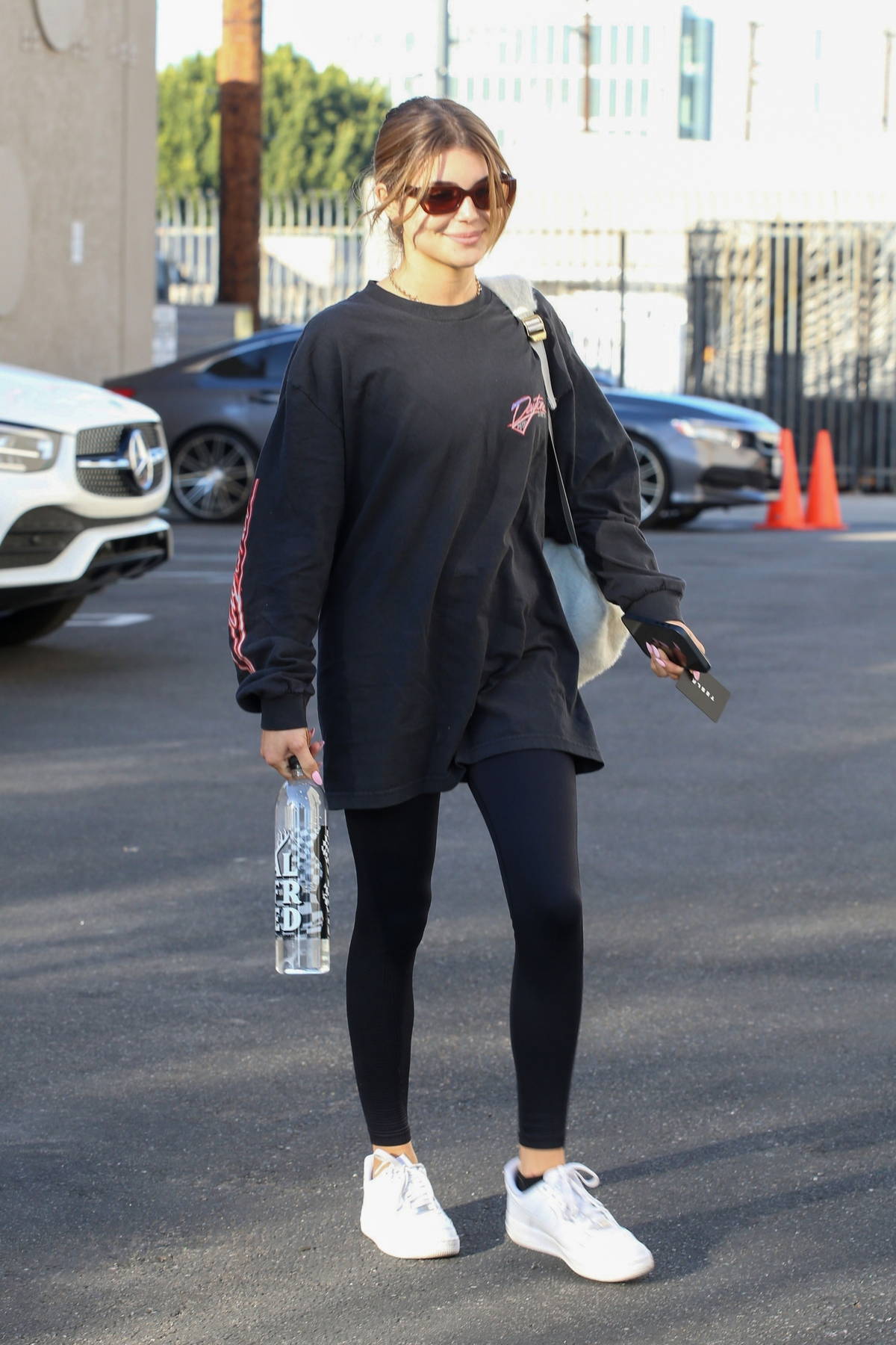 Olivia Jade Giannulli seen carrying a prop sledgehammer while leaving ...