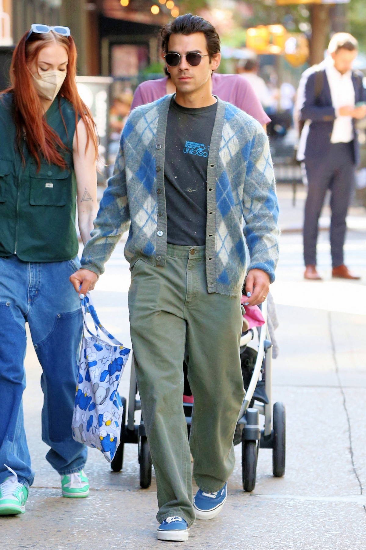 Joe Jonas Found His New BFFs at Fashion Week – The Hollywood Reporter