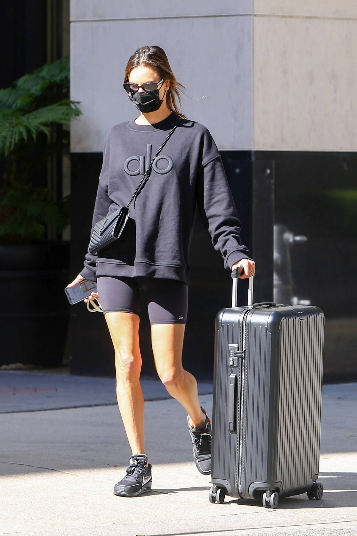 Alessandra Ambrosio Wearing All-Black Alo Workout Ensemble and Maxi  Cardigan on Top - Santa Monica 02/09/2023 • CelebMafia