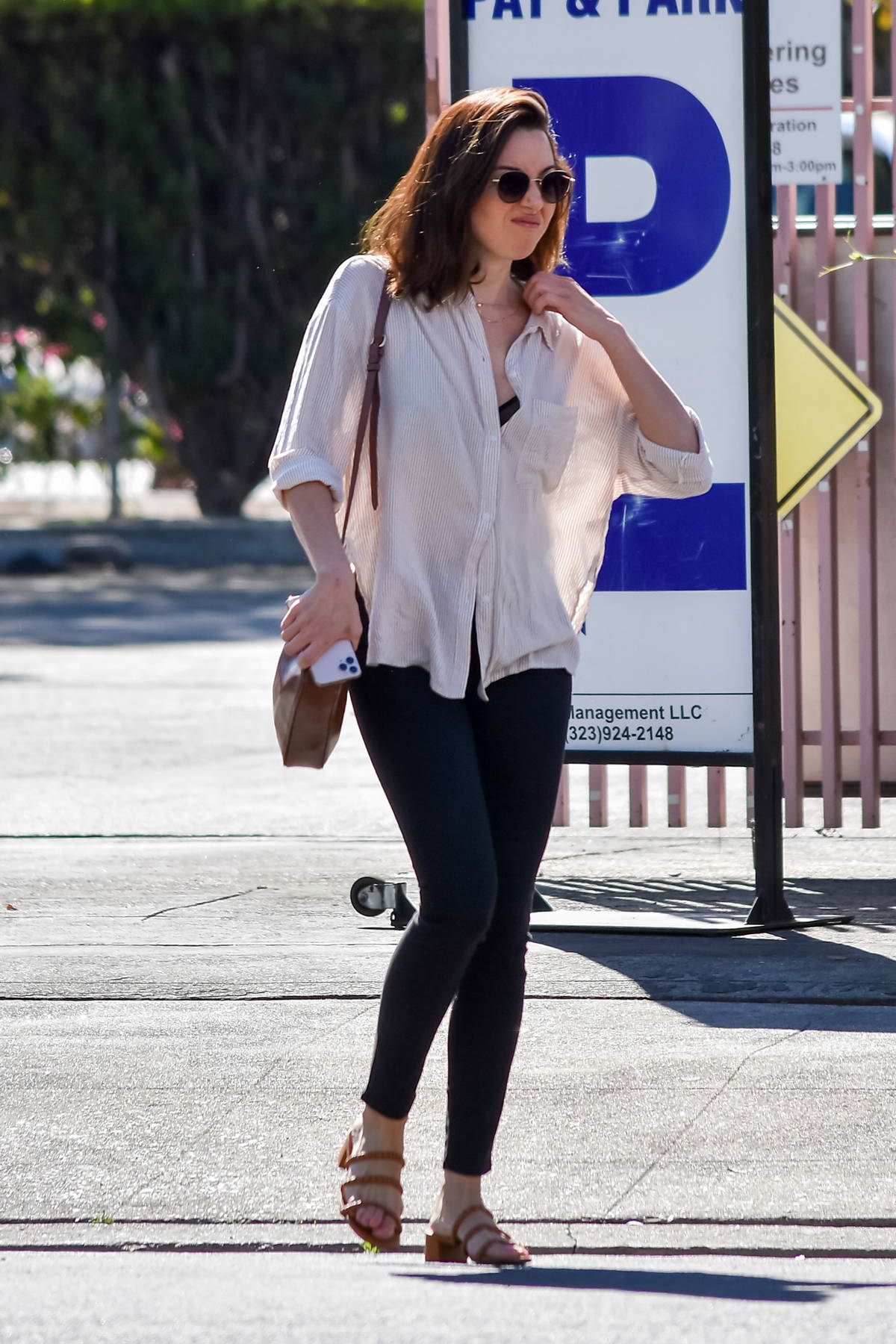 aubrey plaza keeps it simple while heading out to a meeting in los  angeles-130222_9