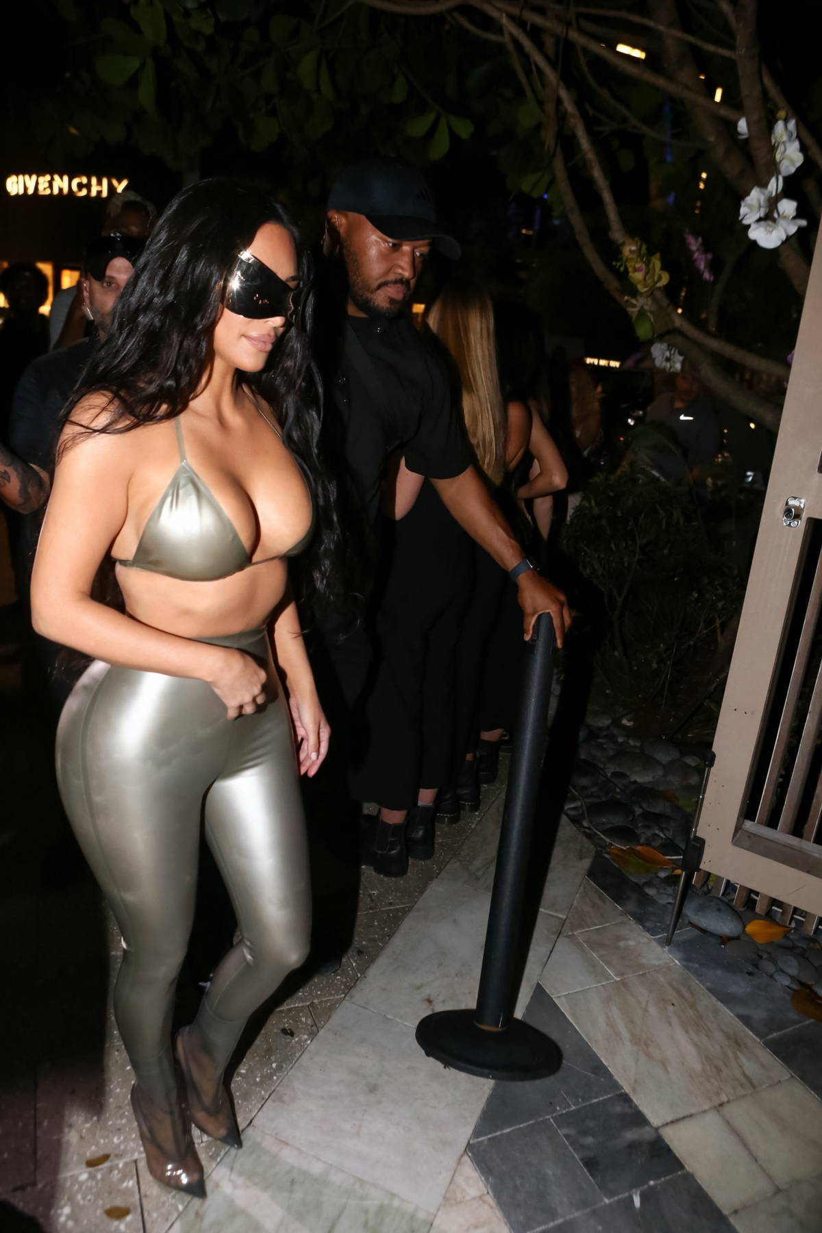 kim kardashian shows off her famous curves while arriving at the skims pop  up shop with khloe kardashian in miami, florida-190322_5
