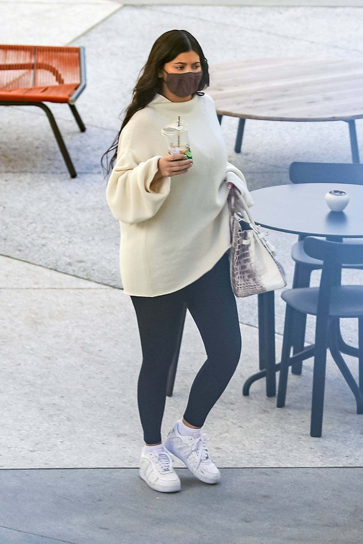 Kylie Jenner, Black Workout Leggings, White Sneakers, Oversized
