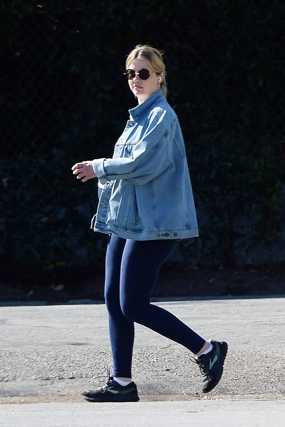mia goth shows her huge baby bump in a white tee and navy blue