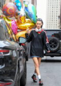 04/23/2022 Bella Hadid is seen in NoHo on April 23, 2022 in New York City.  Bella Hadid go shopping for balloons for her sister Gigi Hadid…