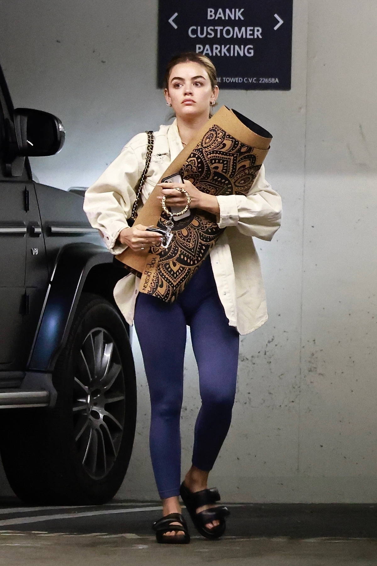kate hudson sports an aviator nation hoodie and grey leggings while heading  for a workout in los angeles-010422_2