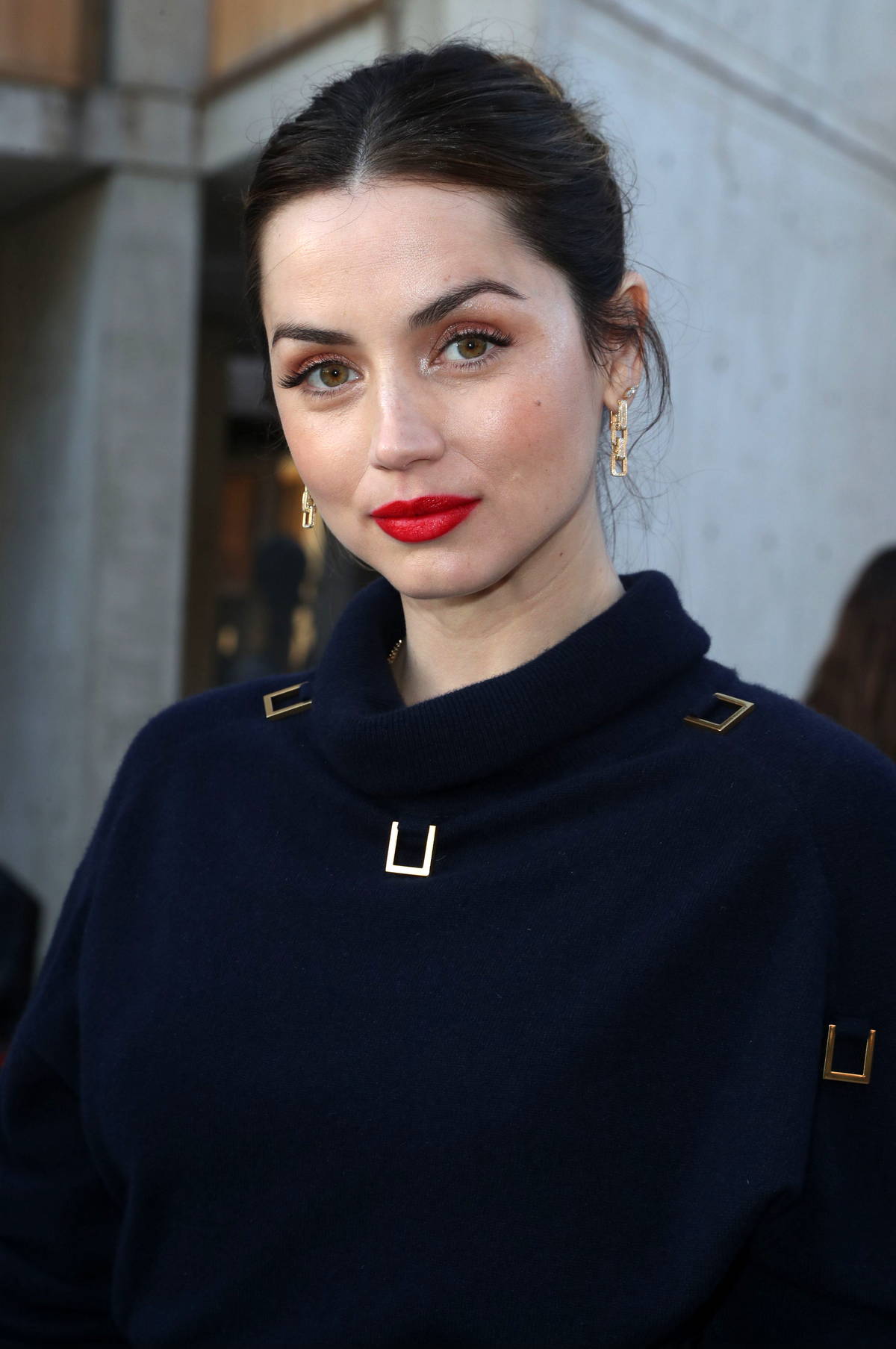 ana de armas attends louis vuitton's 2023 cruise show at salk institute for  biological studies in san diego, california-120522_6