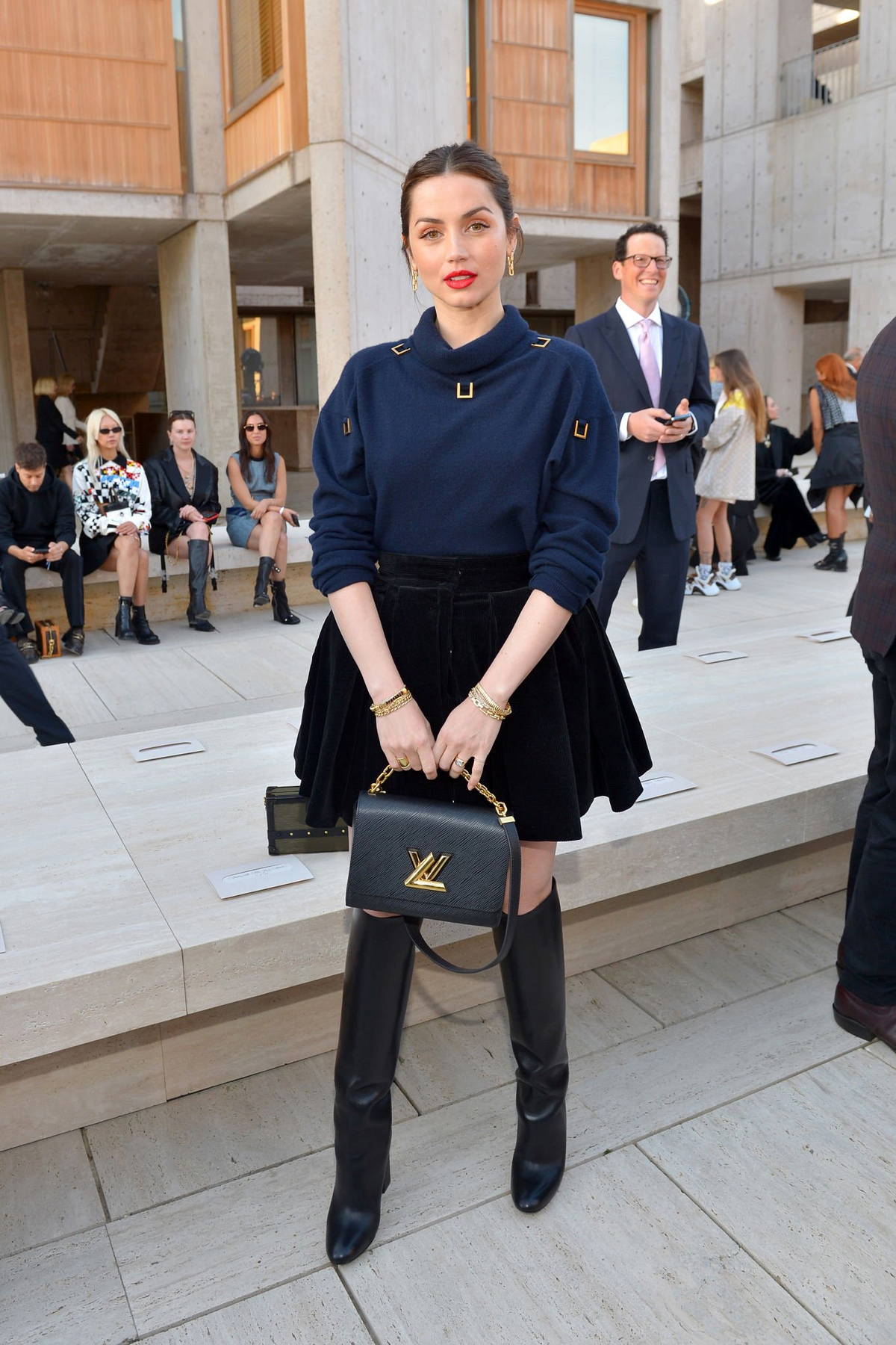 El impactante look de Ana de Armas de Louis Vuitton en los premios Óscar  2023