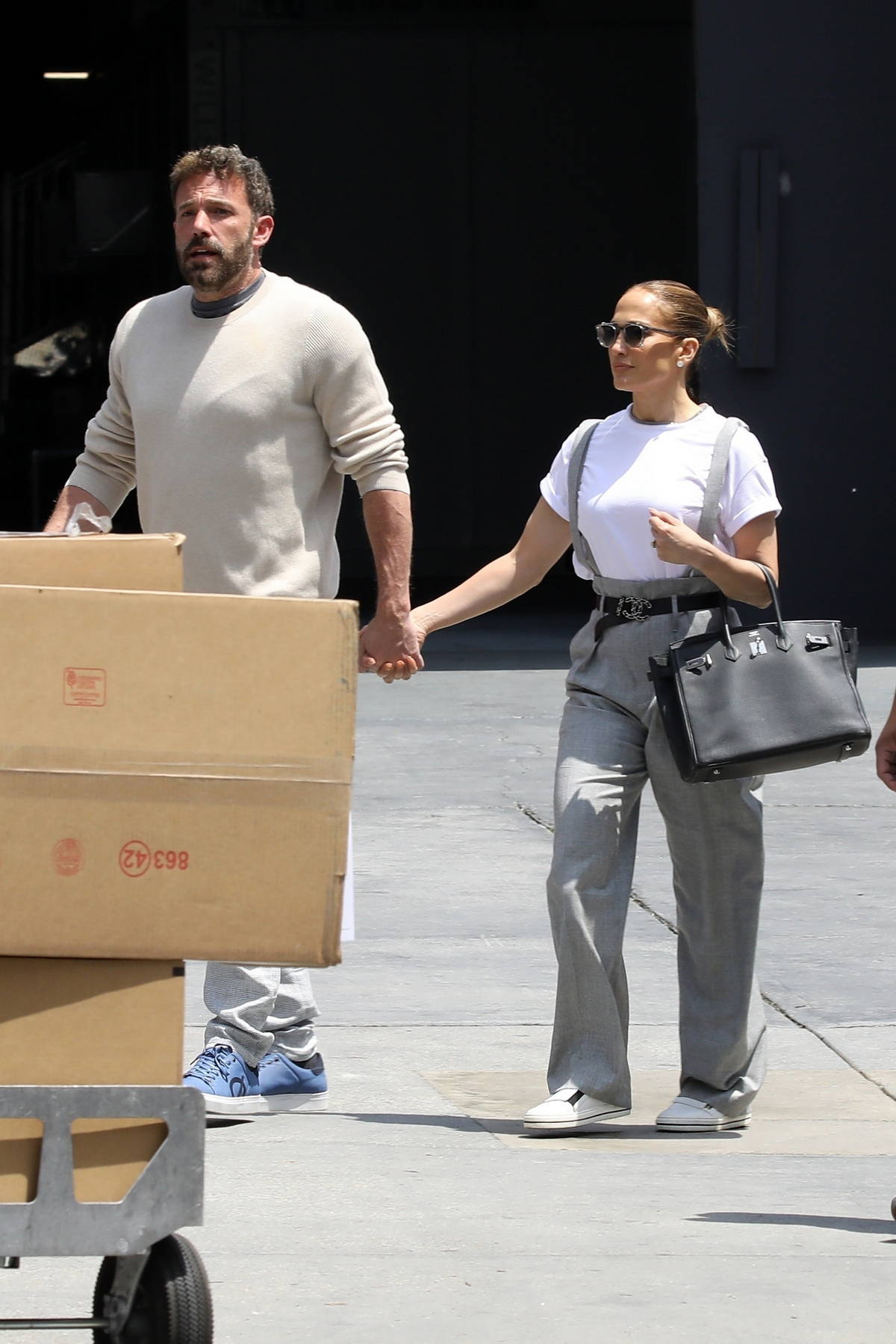 jennifer lopez and ben affleck hold hands as they head to red studios in  hollywood, california-030522_3