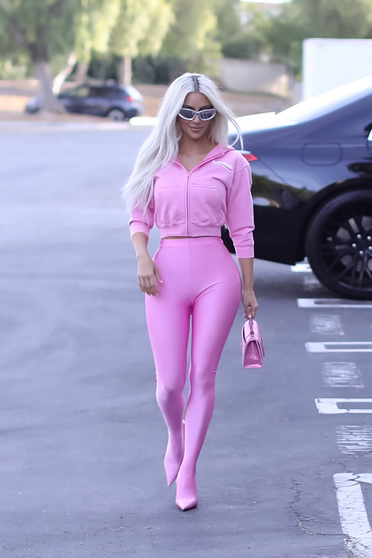https://www.celebsfirst.com/wp-content/uploads/2022/05/kim-kardashian-stuns-in-pink-as-she-leaves-a-skims-photoshoot-and-heads-to-ripleys-believe-it-or-not-on-hollywood-blvd-california-280522_14.jpg