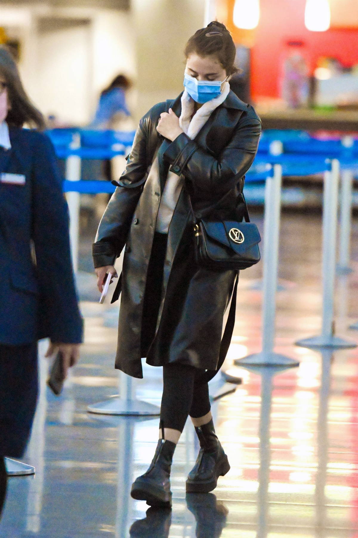 05/08/2022. Selena Gomez - seen arriving at JFK Airport in New York, May  8, 2022 @selenagomez wearing ◯Babaton ・Tabloid Trench Coat Black…