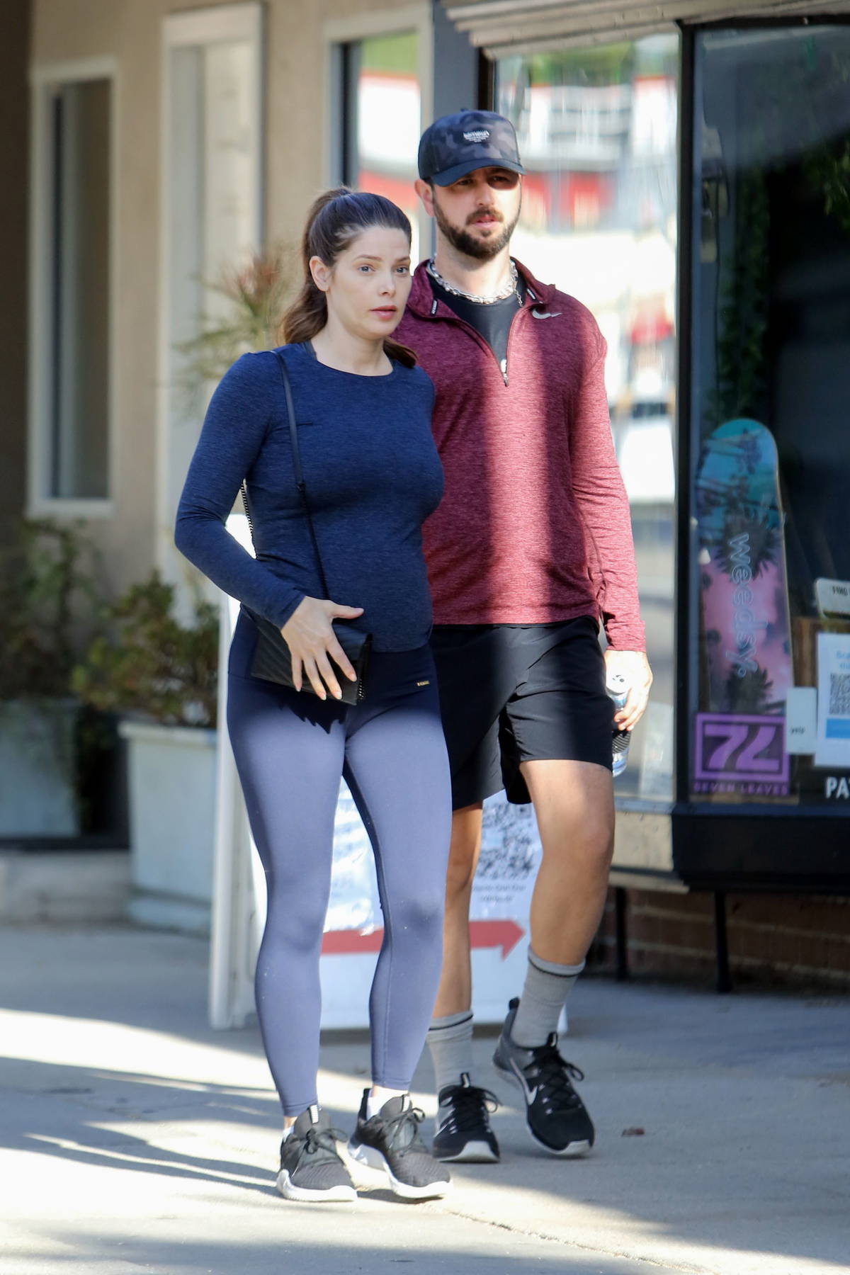 Jennifer Garner shows off her toned legs in navy blue leggings while out  for a walk