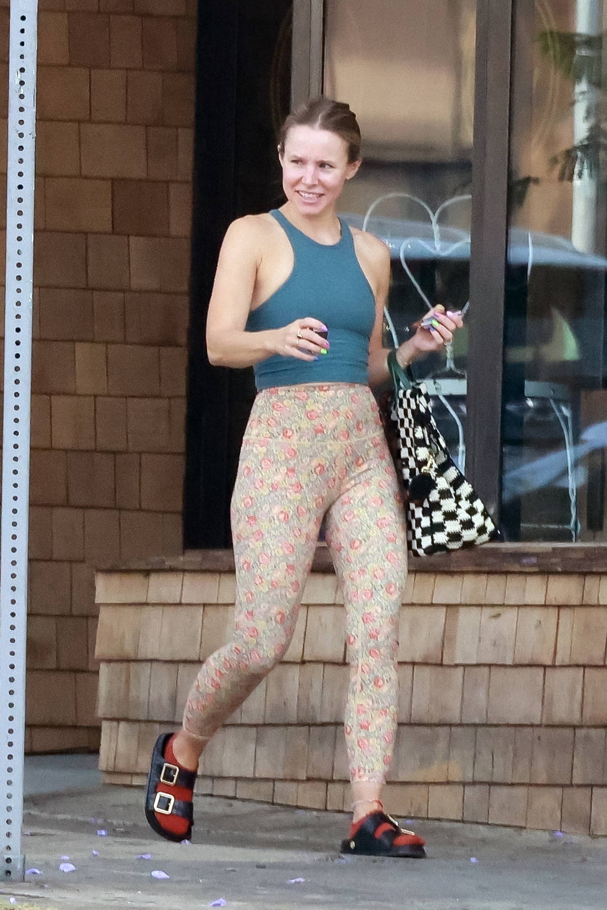 kristen bell shows off her athletic physique in tank top and leggings while  attending her pilates class in los feliz, california-260722_7