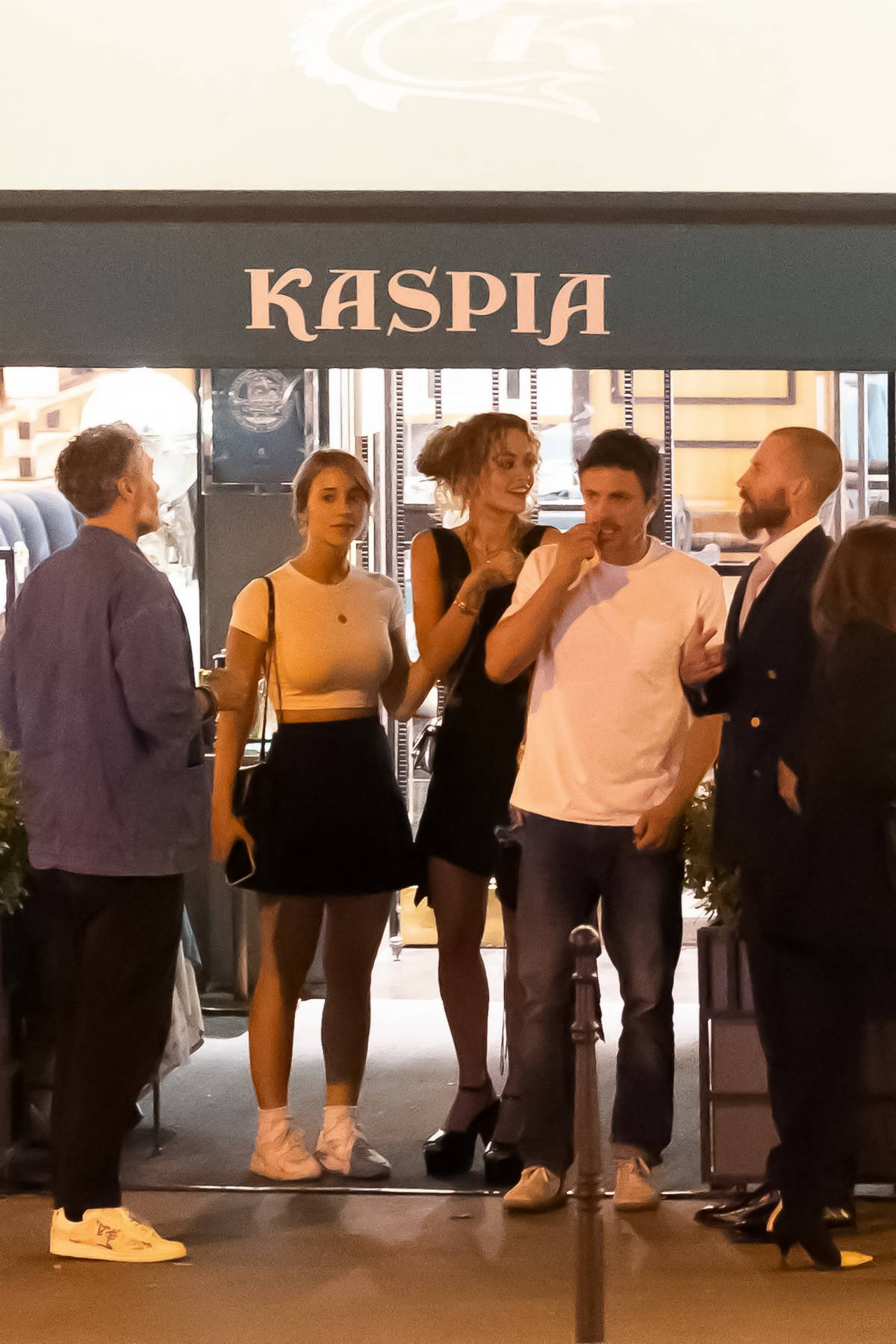 Rita Ora enjoys dinner with boyfriend Taika Waititi, Casey Affleck