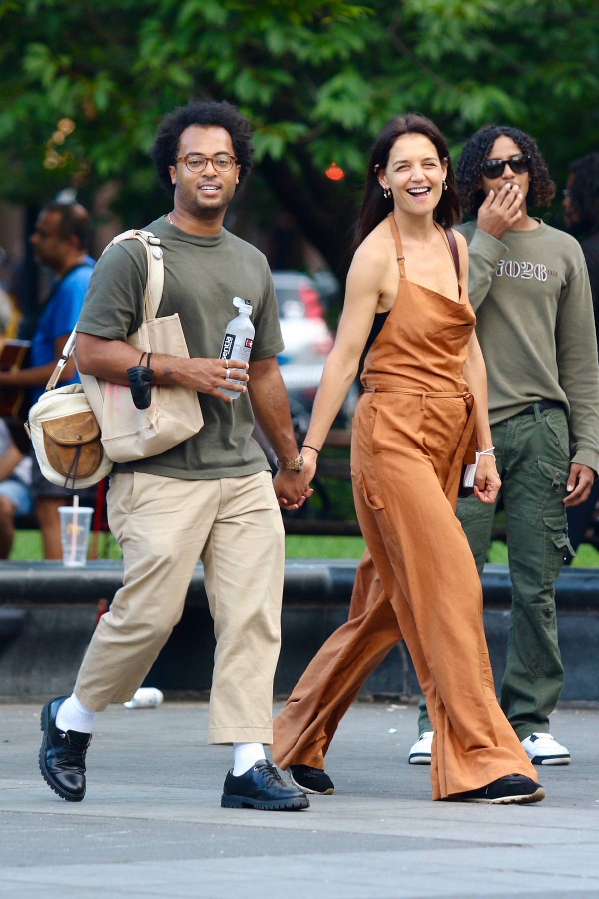 katie holmes is all smiles during a romantic stroll with boyfriend bobby  wooten iii in new york city-060822_6