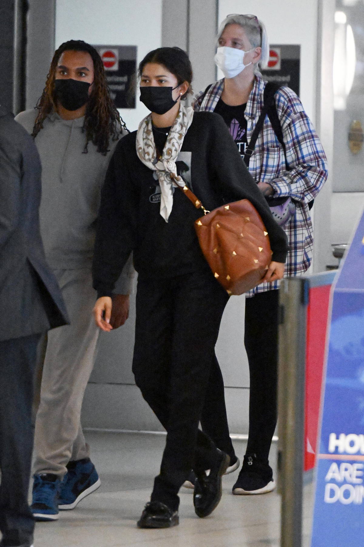 zendaya spotted in all black casuals as she arrives at jfk airport in new  york city-290822_4