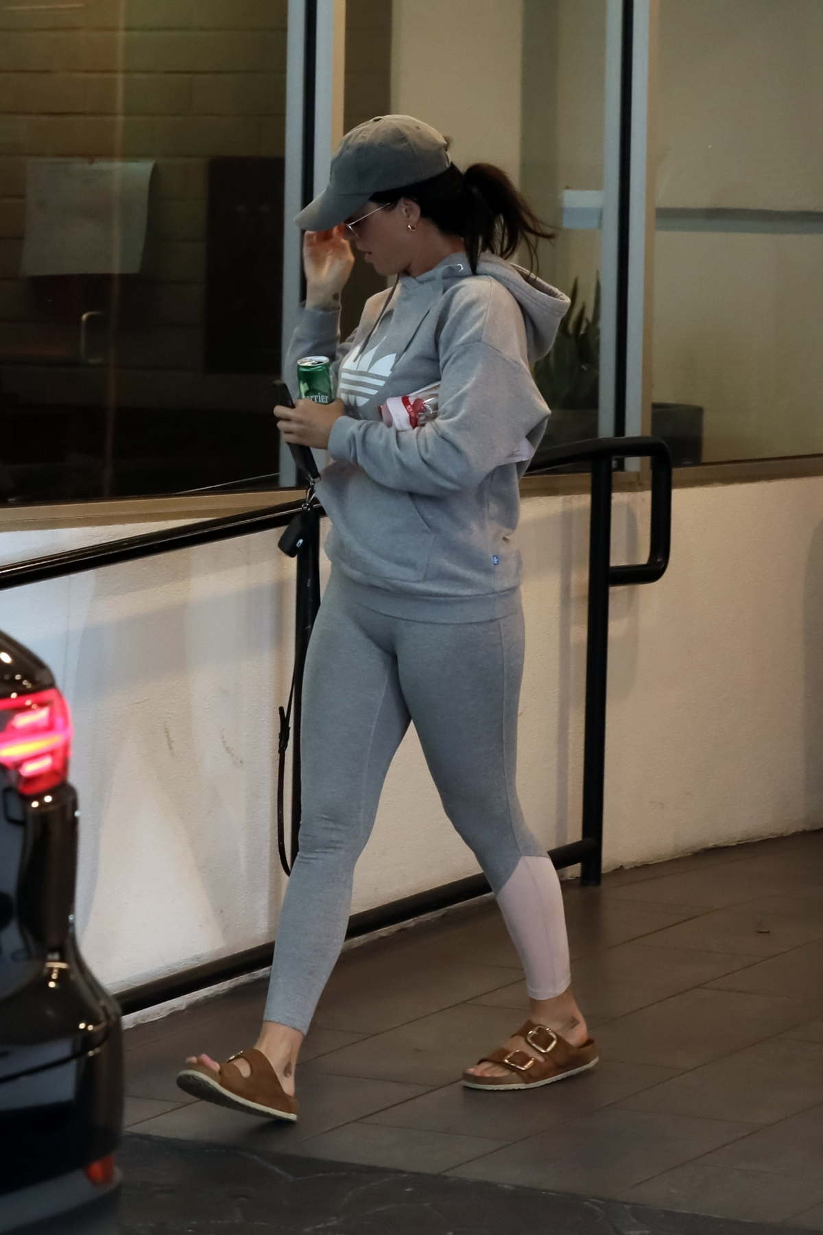 Kruiden Sleutel Sceptisch Katy Perry dons an Adidas hoodie and leggings while making a quick exit  from a medical