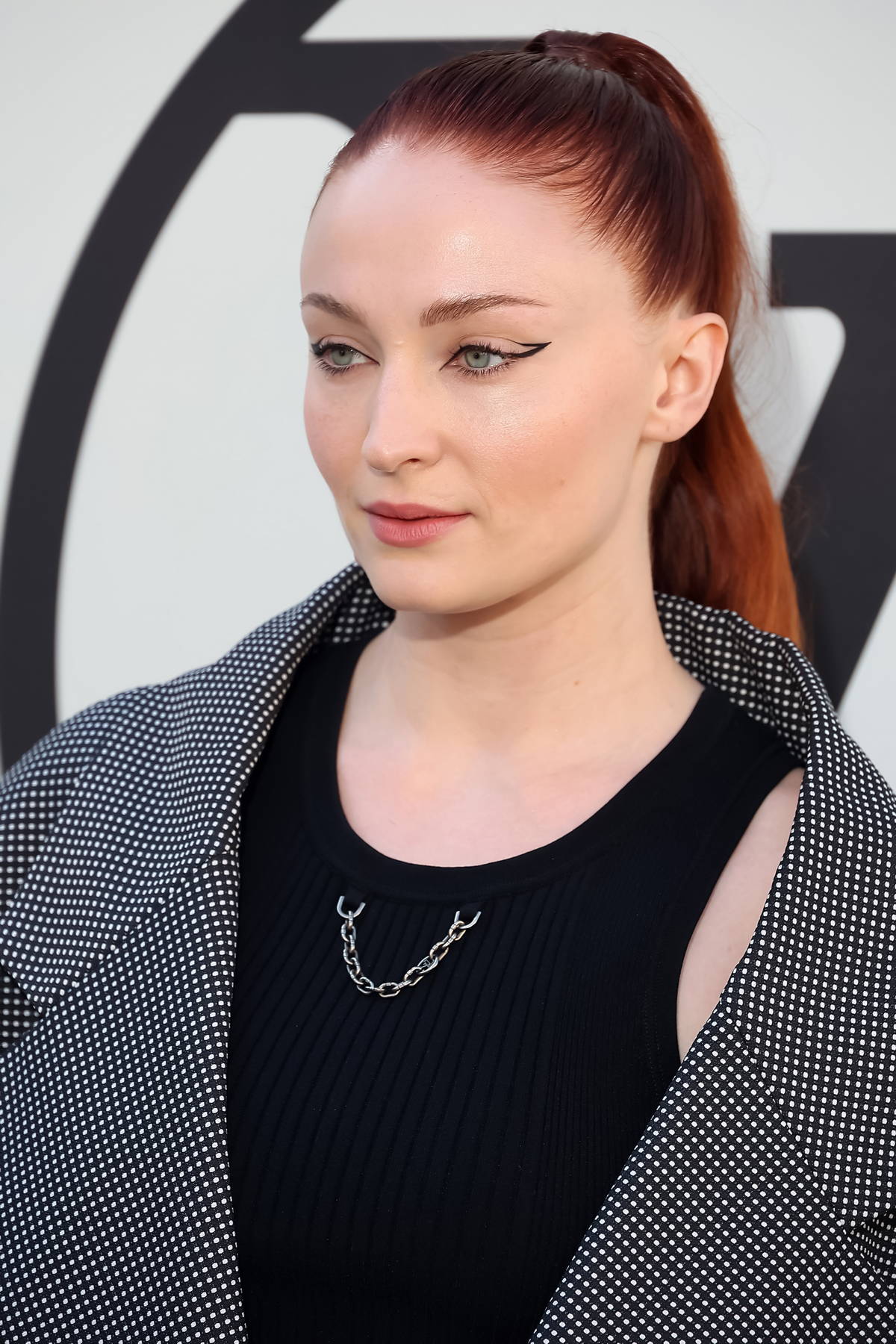 sophie turner attends the louis vuitton womenswear ss23 show during paris  fashion week in paris, france-041022_4