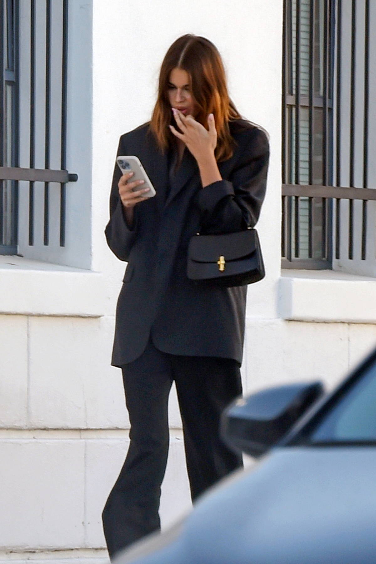 Jennifer Garner steps out in a black top, grey leggings paired