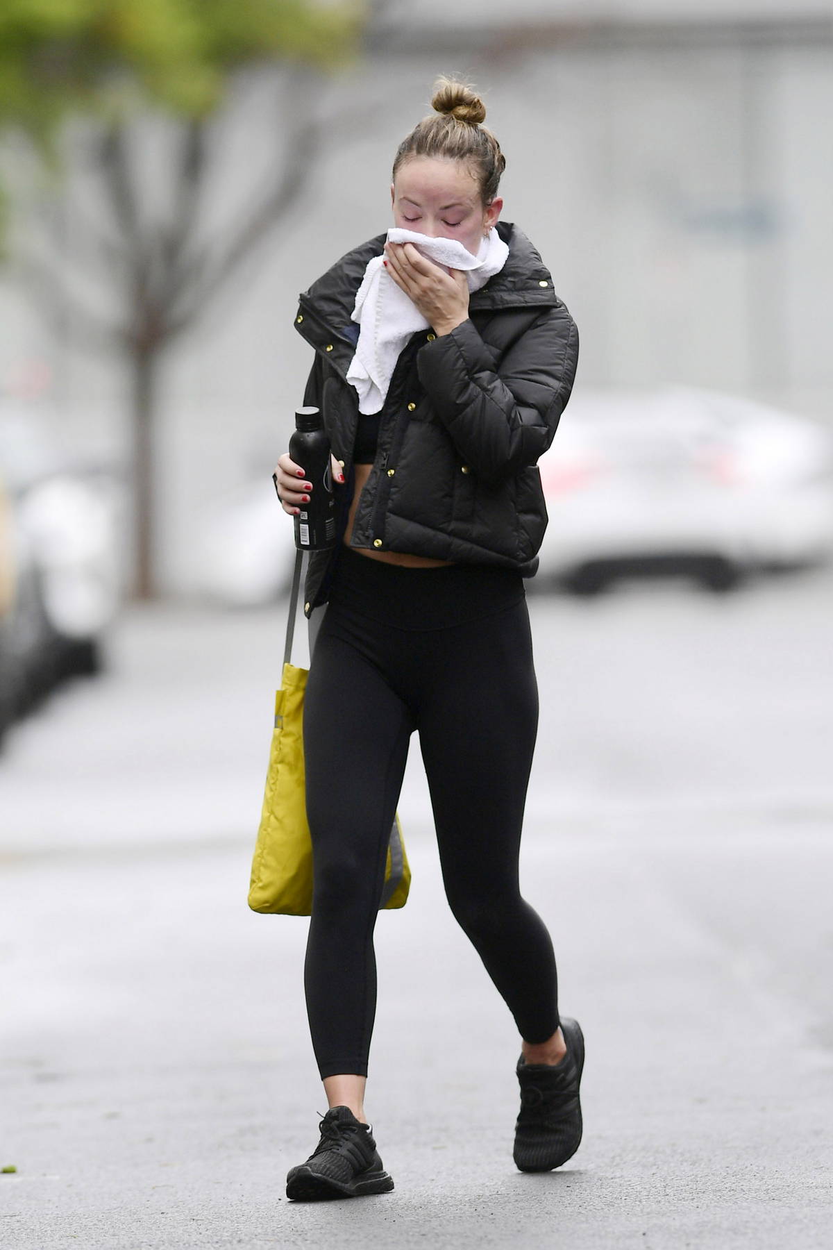 Olivia Wilde displays her flat abs in a sports bra and leggings as she  leaves the