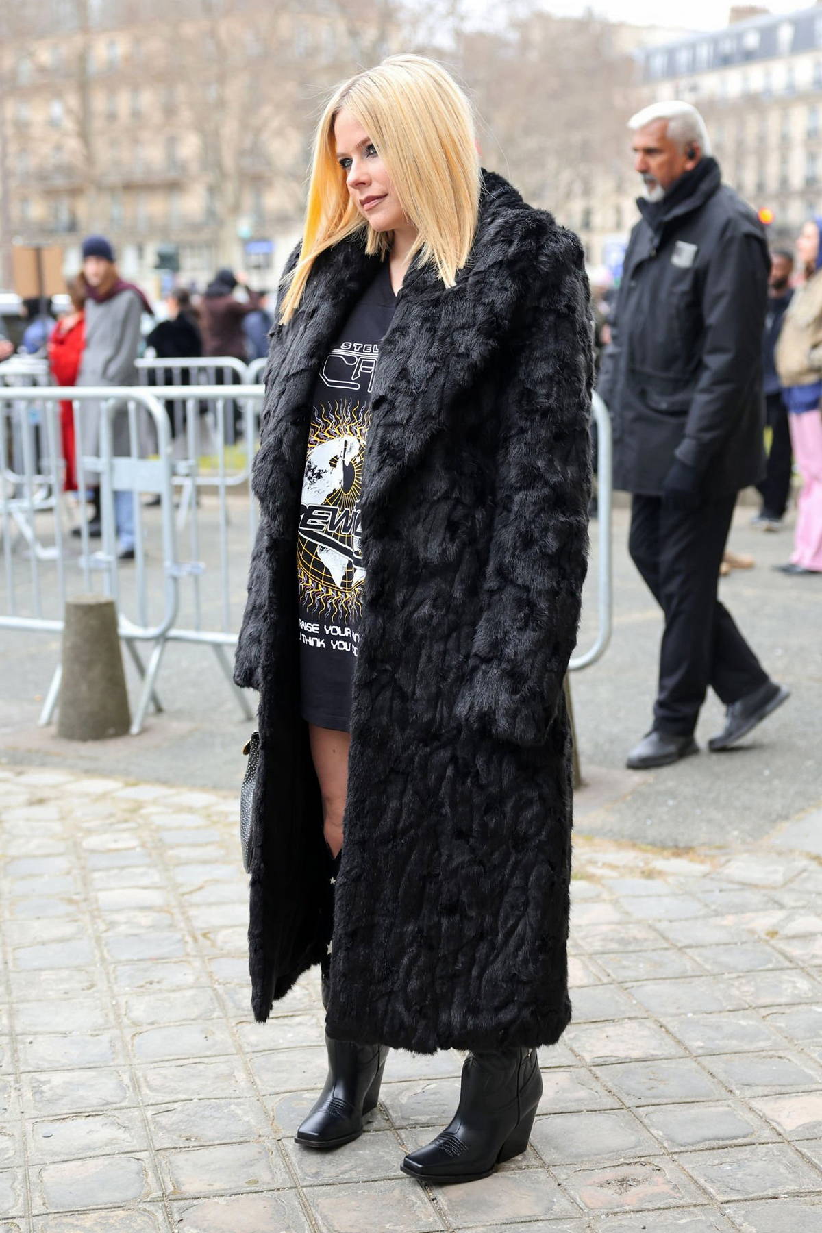 Stella McCartney Paris Fashion Week Show (March 6, 2023) : r/avrillavigne
