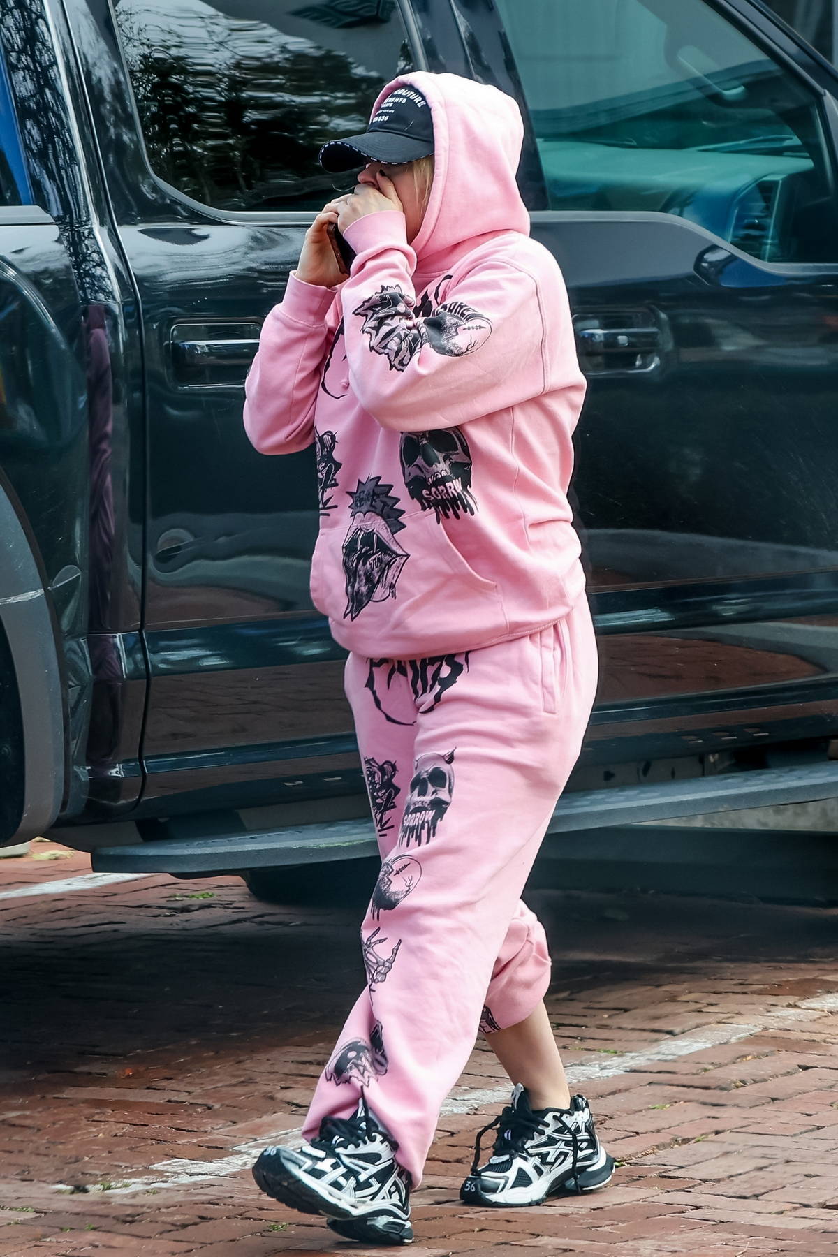 avril lavigne keeps a low profile in pink sweats while shopping with a  friend in malibu, california-290323_5