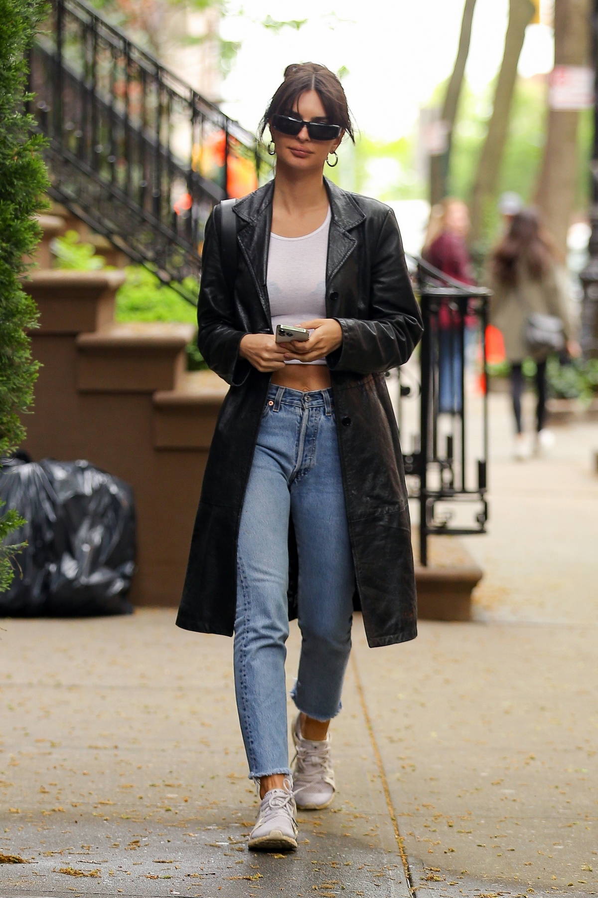 Emily Ratajkowski looks casual yet trendy in a leather trench coat ...
