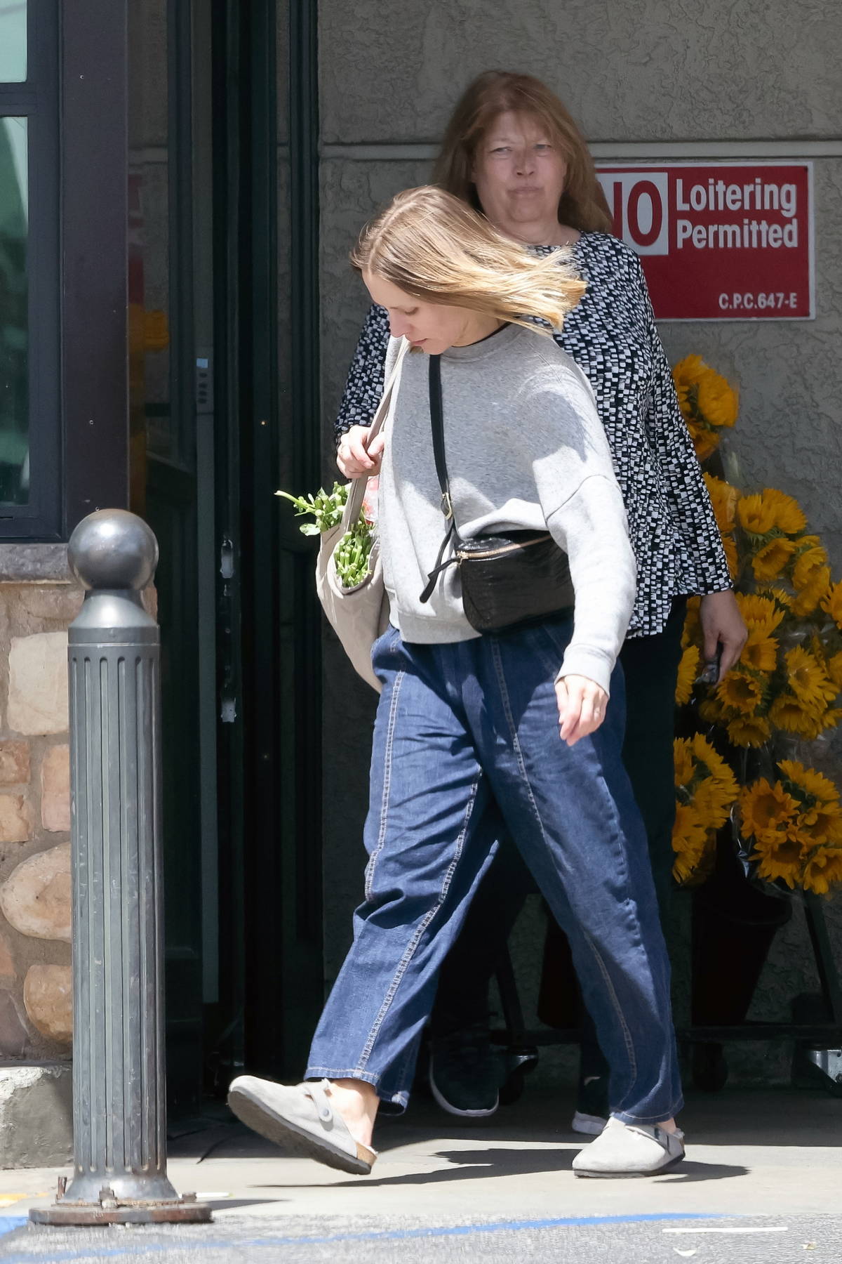 Kristen Bell displays toned midriff while unloading groceries in LA