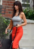 Emily Ratajkowski in a Grey Tank Top and Jeans 06/25/2020